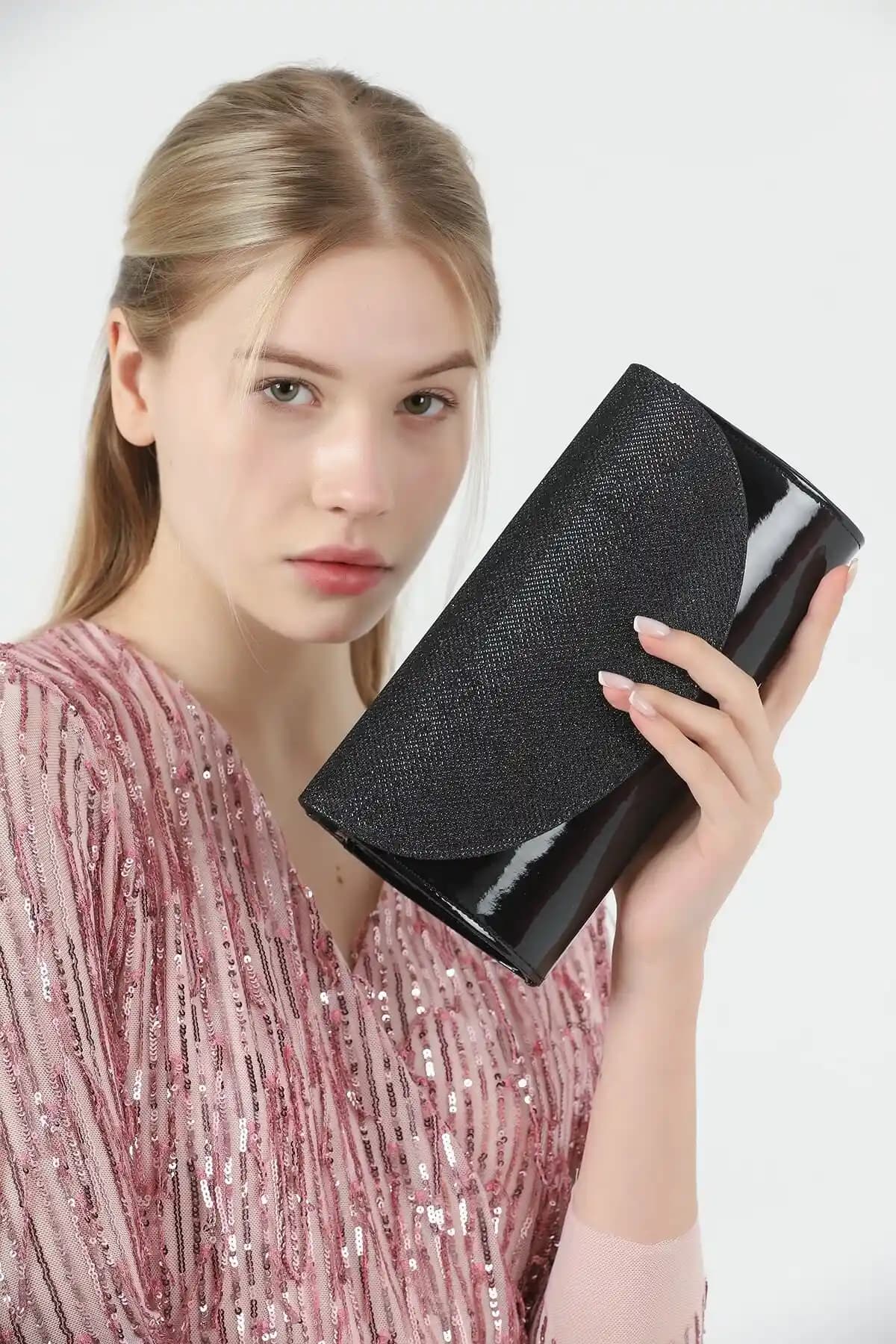 Efnanstore Rugan Simli Abiye Çanta: Şık ve Dayanıklı Gece Aksesuarı