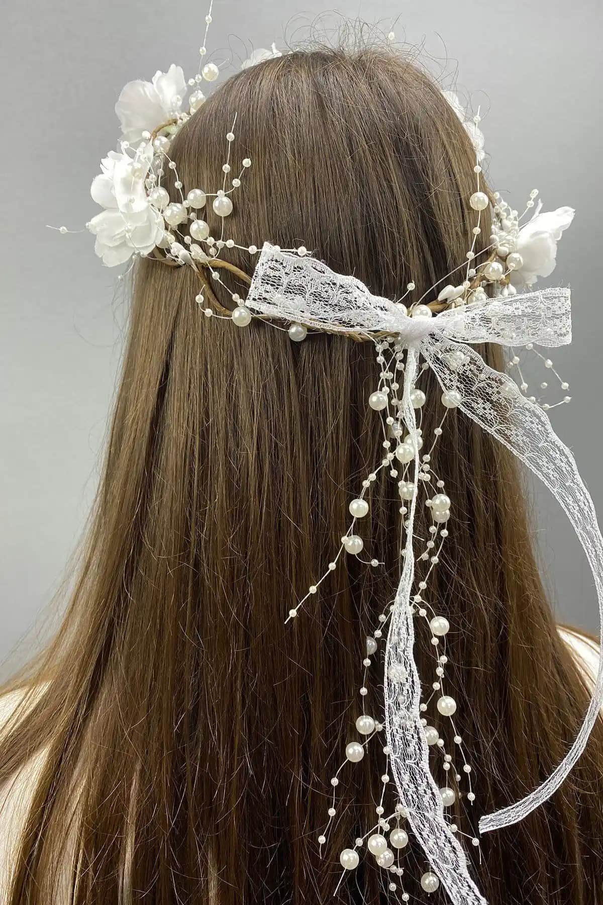 El İşçiliği ve Zarif Tasarımıyla Hayalperest Boncuk İncili Çiçekli Gelin Tacı