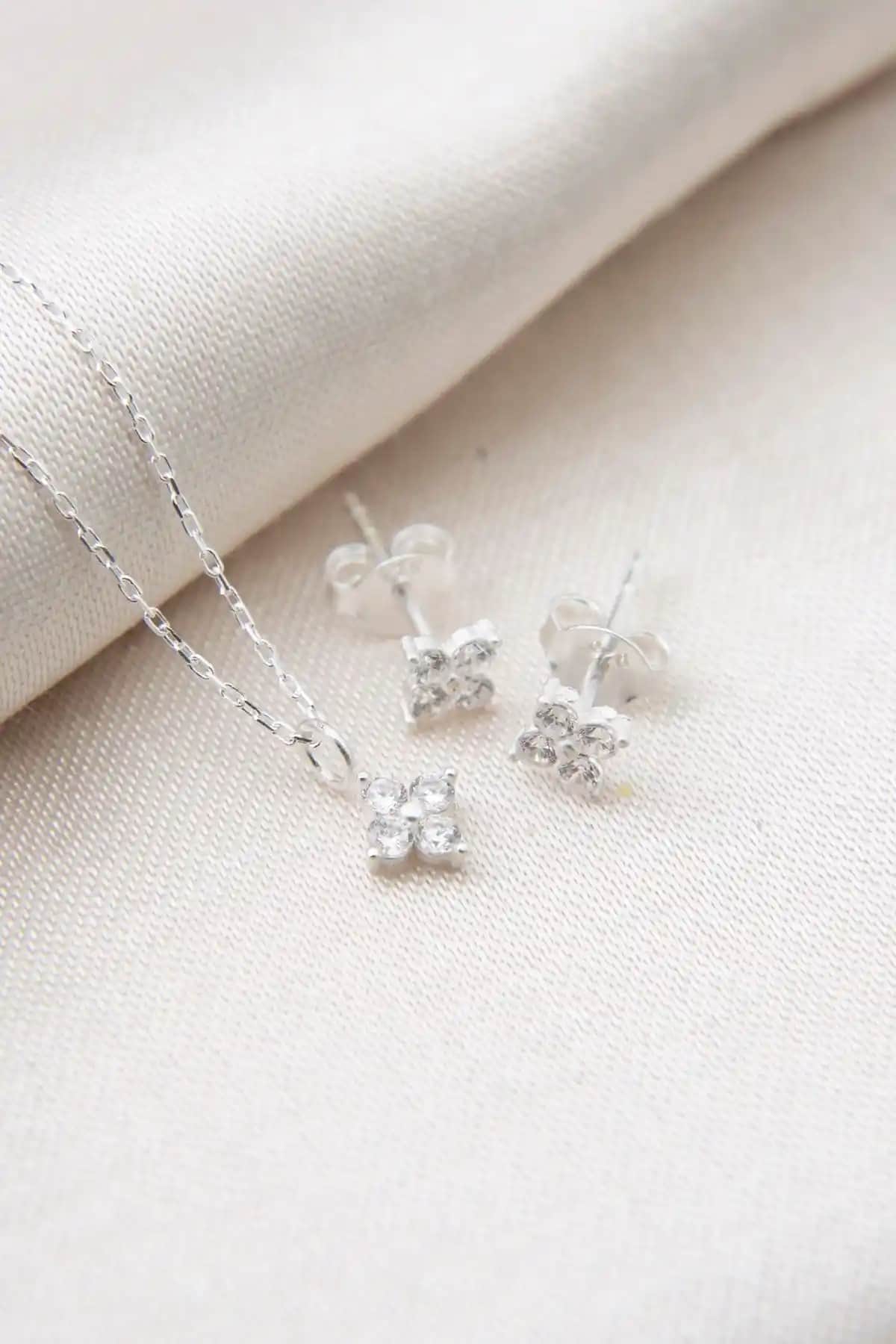 Elika Silver Kadın Çiçek Model 925 Ayar Gümüş Takı Seti Zarif ve Dayanıklı Tasarım