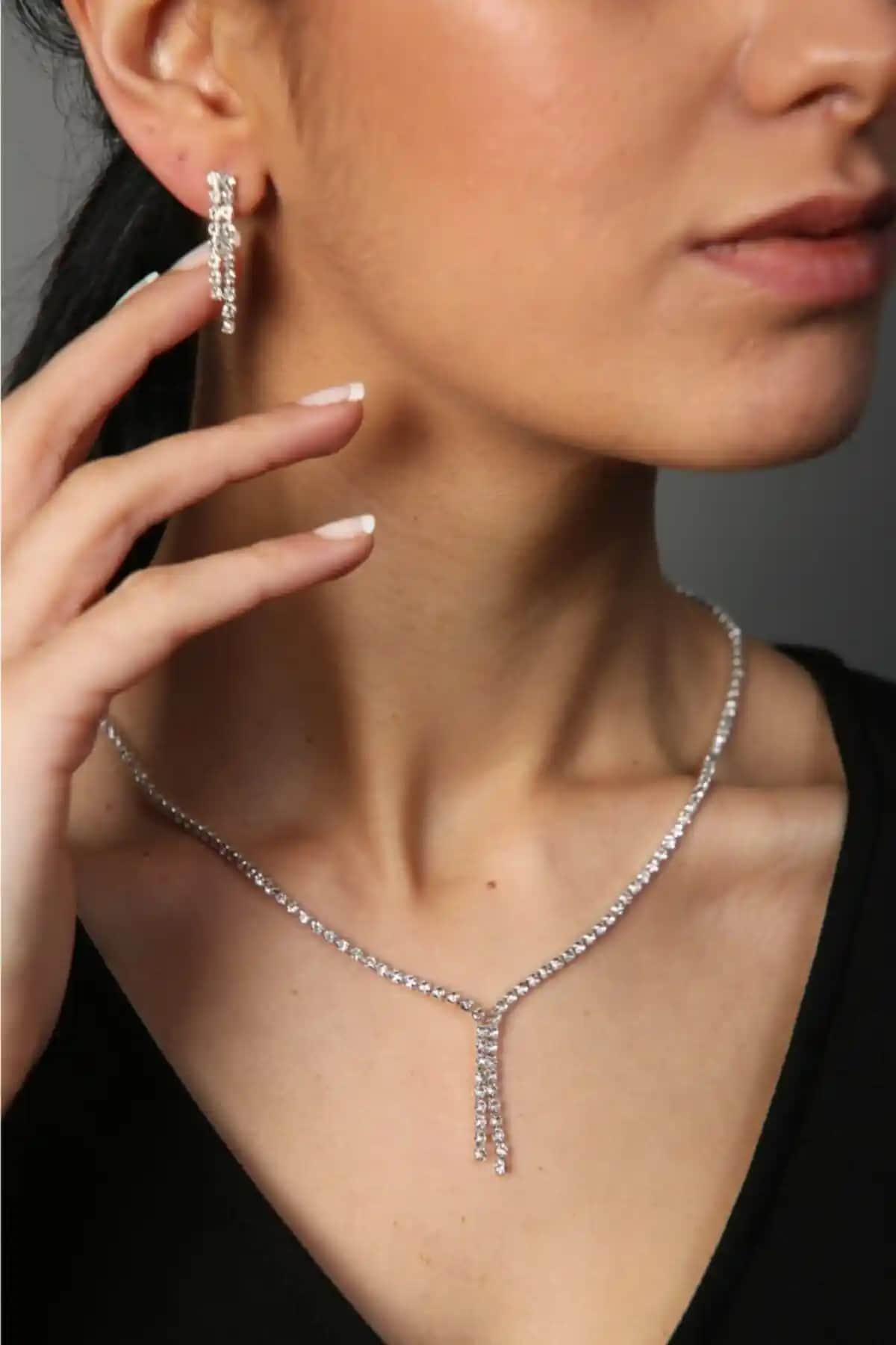 Elika Silver Kadın Su Yolu Model Kolye ve Küpe Seti: Zarif ve Şık Takı Seçenekleri