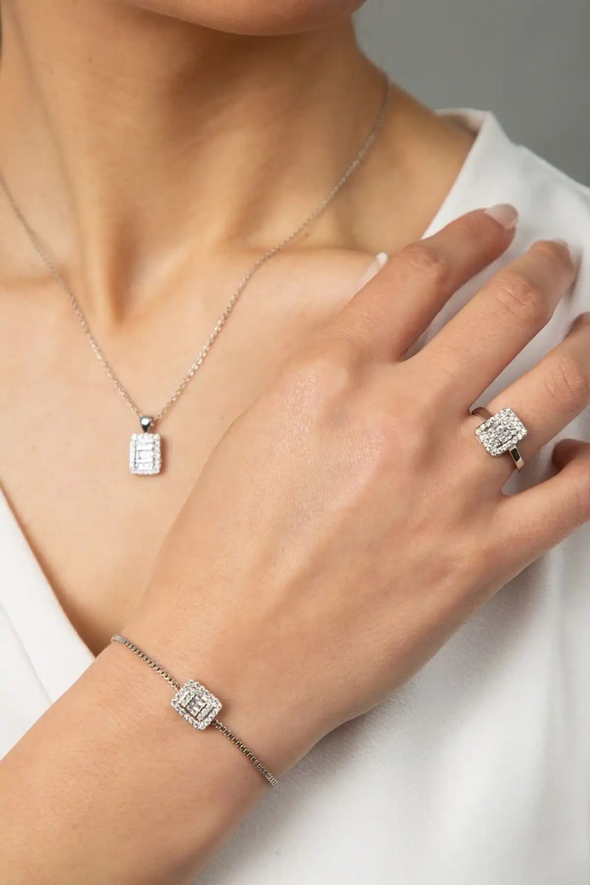 Elika Silver Kadın Takı Seti: Modern ve Şık Tasarım ile Günlük Kullanıma Uygun