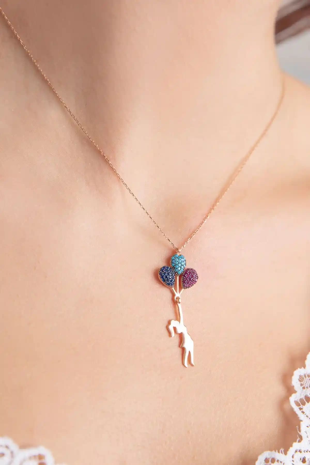 Elika Silver Uçan Balon Figürlü Rose Kaplama 925 Ayar Gümsü Kolye: Modern ve Şık Tasarım