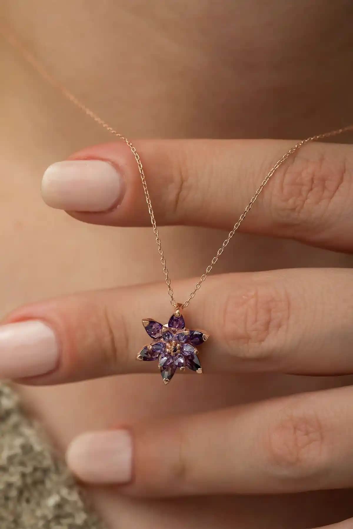 Ervanur 925 Ayar Gümüş Mor Taşlı Lotus Çiçeği Kadın Kolyesi Şık ve Dayanıklı Tasarım