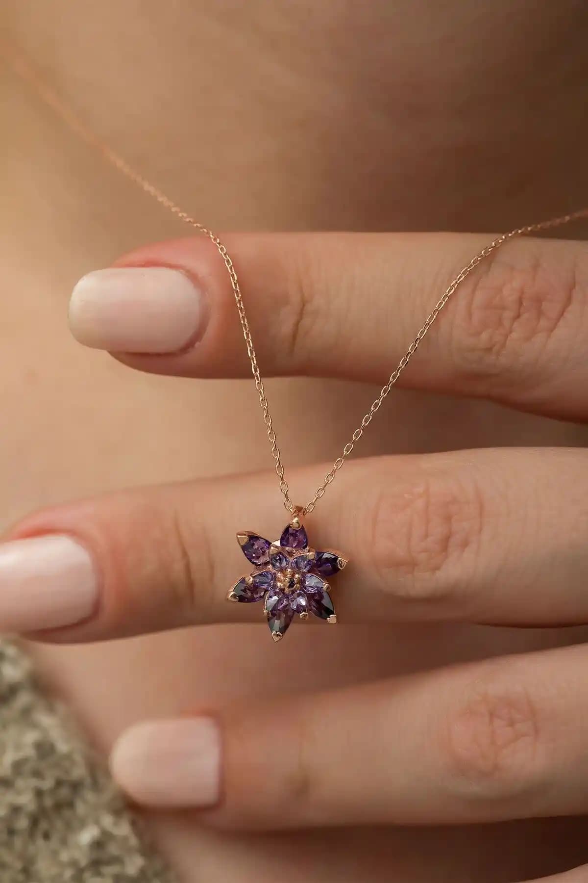 Ervanur 925 Ayar Gümüş Mor Taşlı Lotus Çiçeği Kadın Kolyesi Şık ve Dayanıklı Tasarım