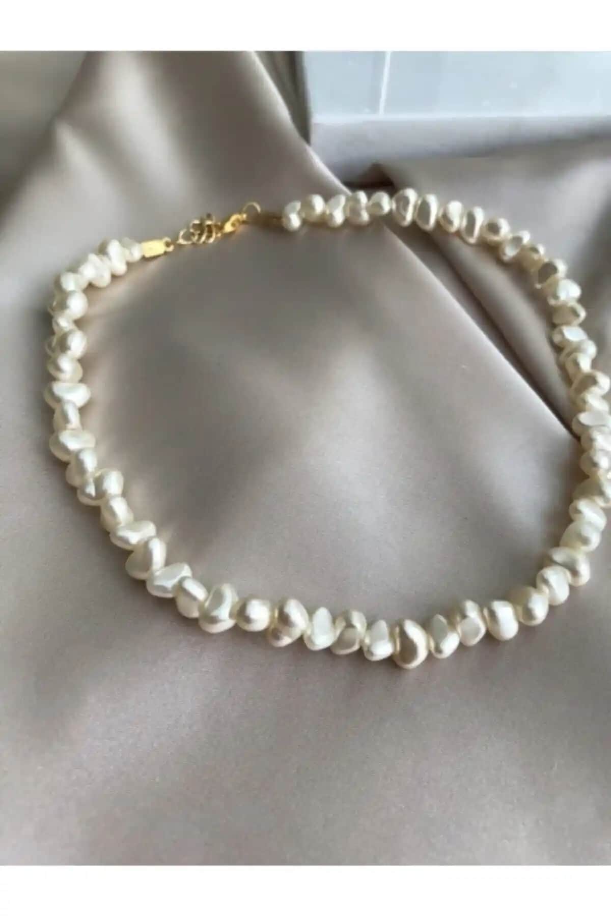 Everglow Jewelry Beyaz İnci Kolye Modern ve Zarif Tasarımıyla Öne Çıkıyor