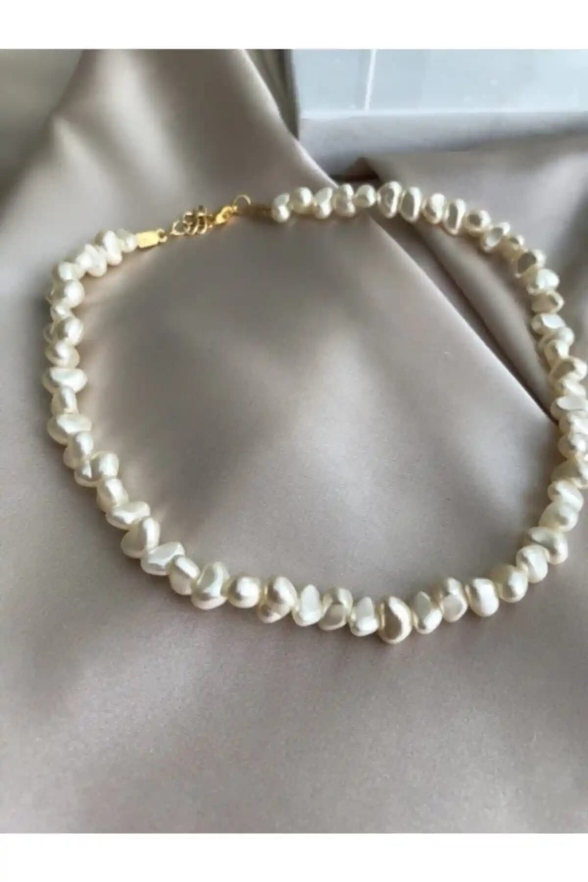 Everglow Jewelry Beyaz İnci Kolye Modern ve Zarif Tasarımıyla Öne Çıkıyor