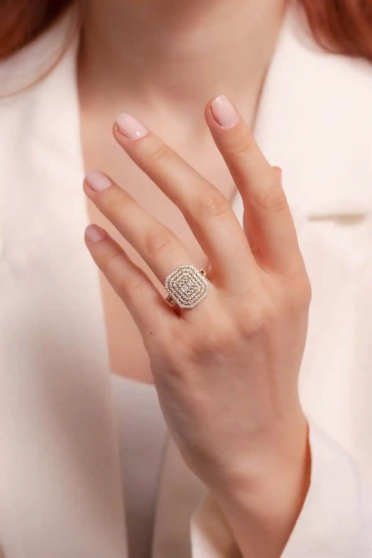 Fay Yamaner Altın Baget Yüzük: Şıklık ve Zarafetin Modern Tasarımı