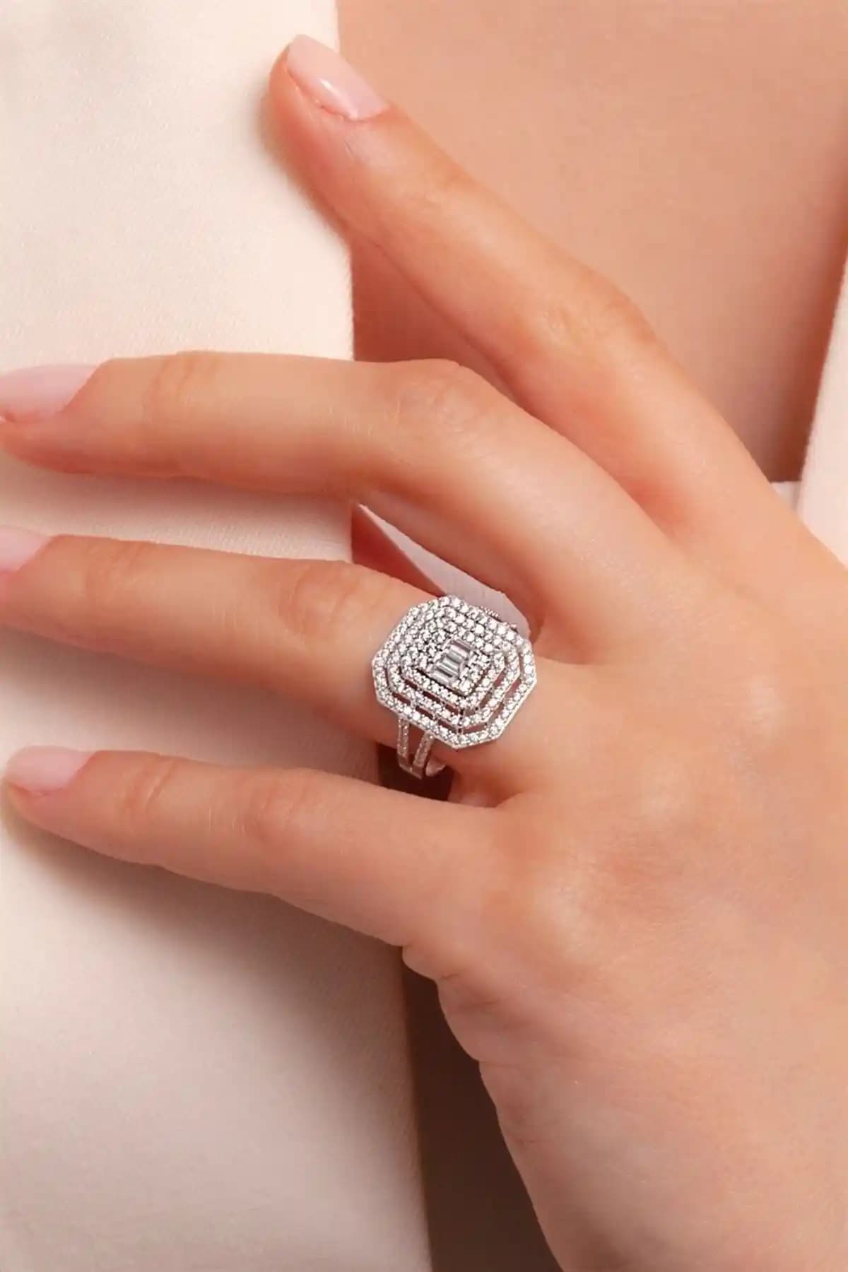 Fay Yamaner Altın Baget Yüzük: Zarif ve Dayanıklı 8 Ayar Altın Tasarımı