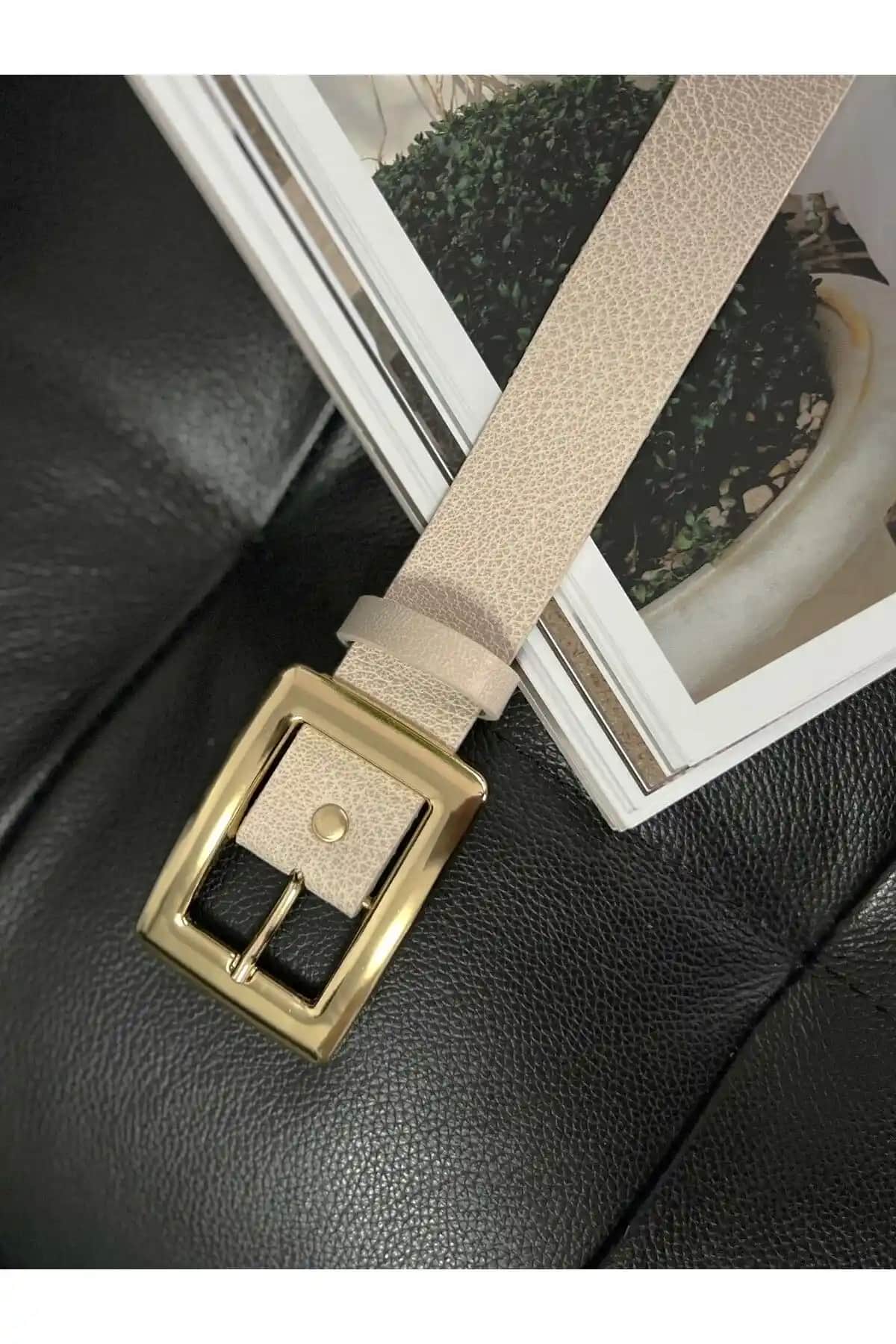 Fiori Kare Gold Tokalı Kadın Kemerleri: Şıklık ve Fonksiyonelliği Bir Arada Sunar