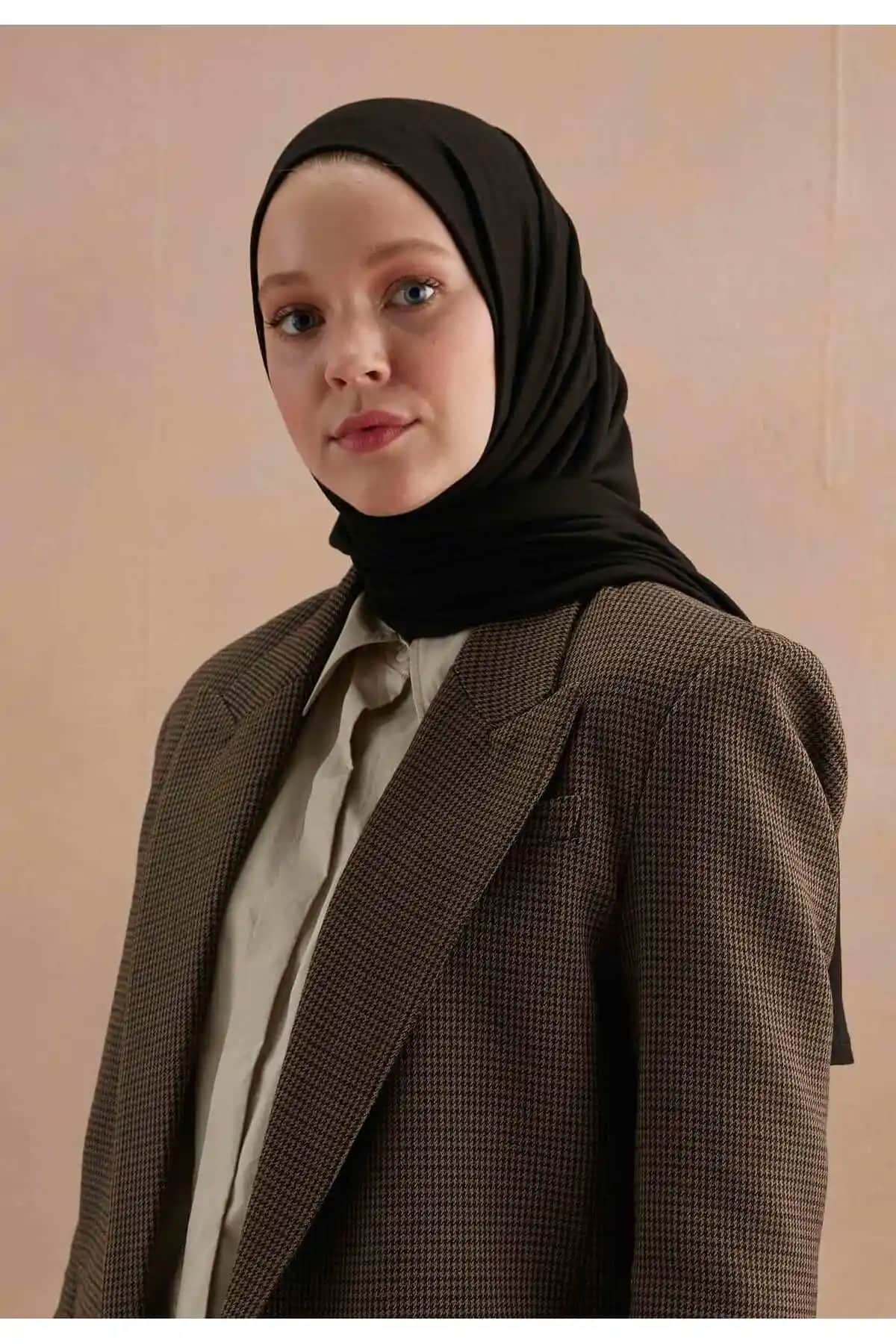 Freshscarfs Penye Şal Siyah: Günlük Şıklık ve Konfor Sunan Hafif ve Çok Yönlü Tasarım