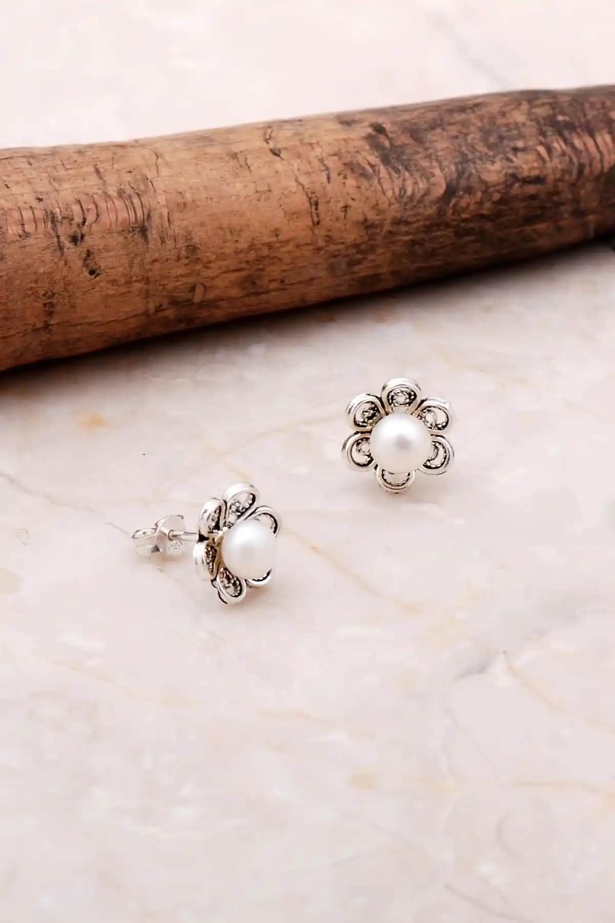 Geleneksel ve Modern Tasarımın Buluştuğu İnci Taşlı Gümüş Küpe