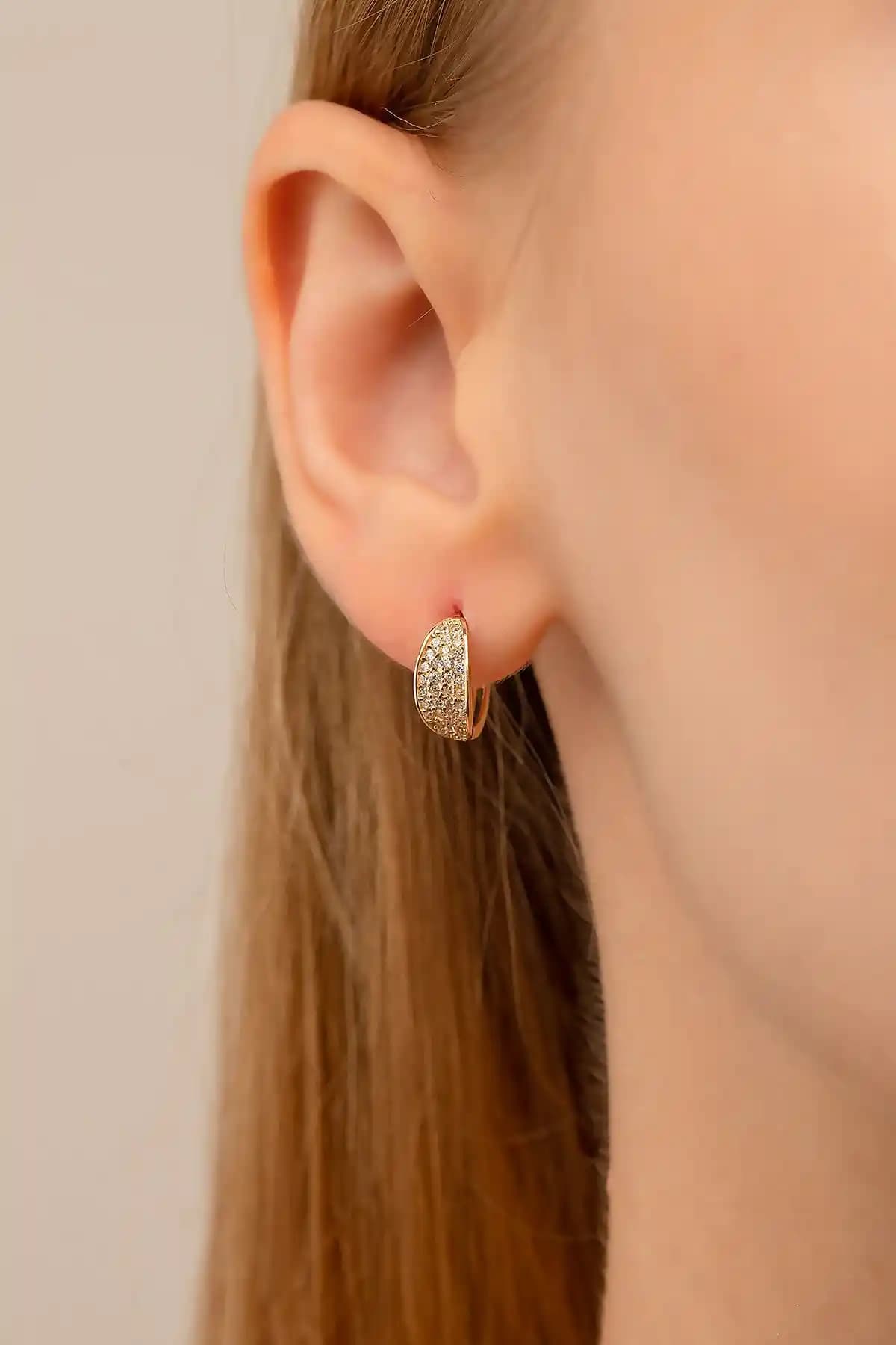 GençTaş 14 Ayar Altın Elanor Küpe: Zarif ve Hafif Günlük Takı Seçenekleri