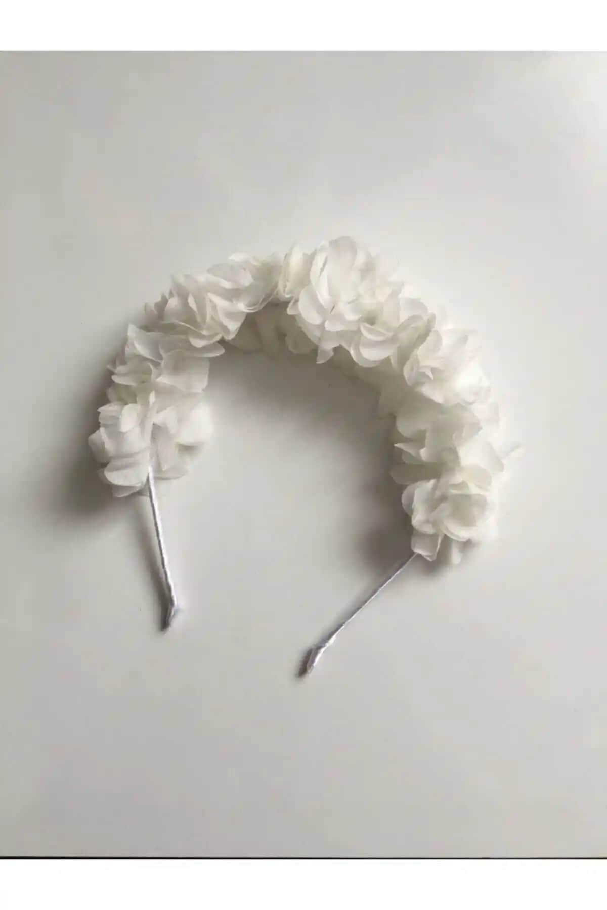 Genel Markalar Beyaz Çiçekli Lohusa Kına Tacı Zarif ve Şık Tasarım Özellikleri