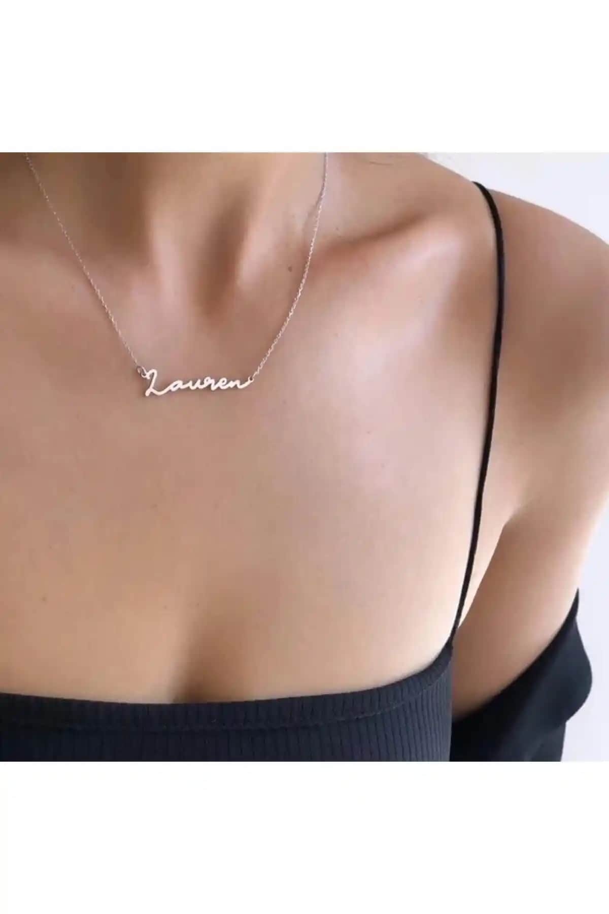 Genel Markalar Isimli Gümsü El Yazısı Kolye Şıklık ve Kalitenin Simgesi