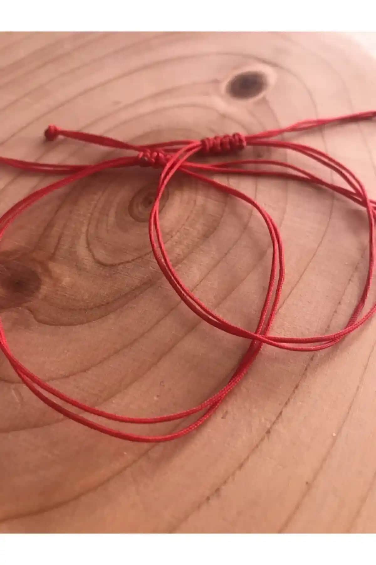 Genel Markalar Şans Bilekliği Kırmızı Renk ve Makrome Detaylarıyla Modern Tasarım