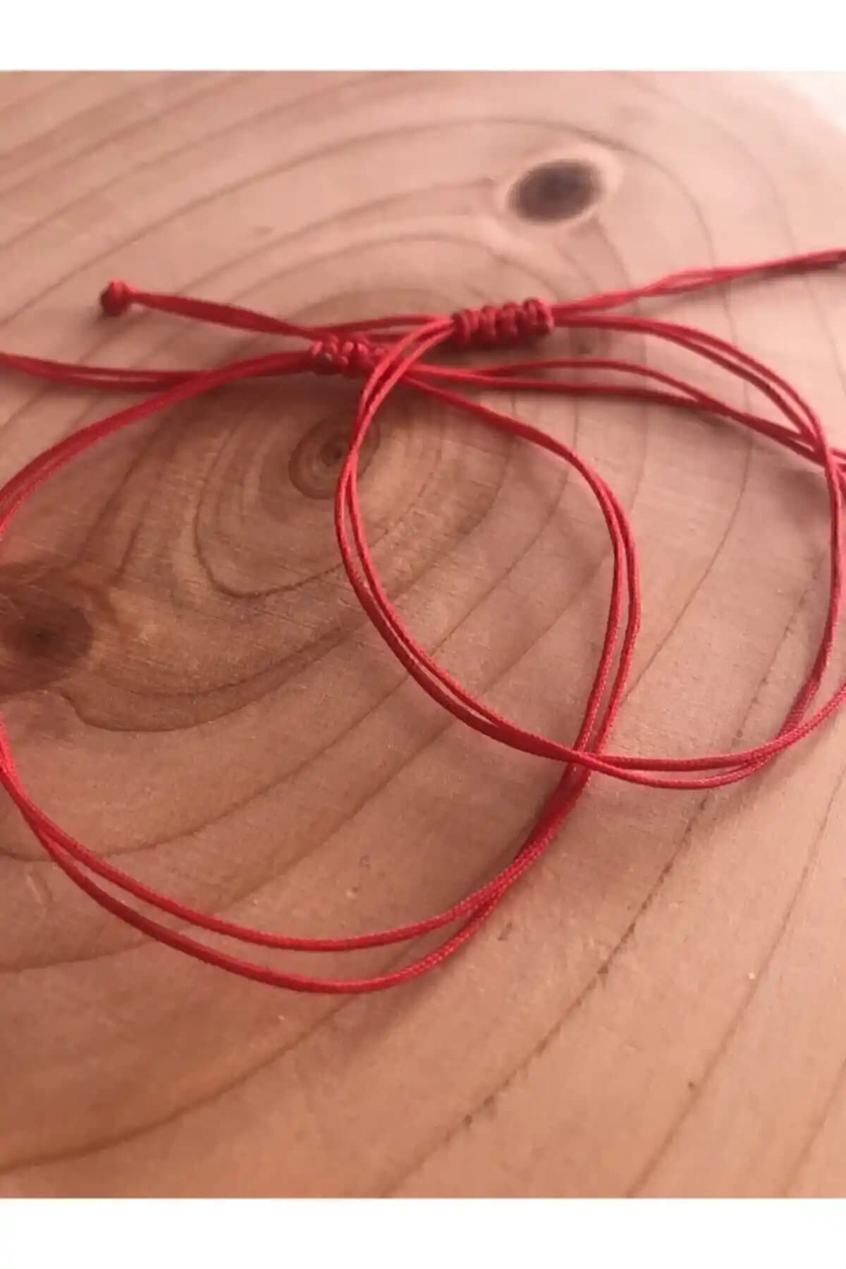 Genel Markalar Şans Bilekliği Kırmızı Renk ve Makrome Detaylarıyla Modern Tasarım