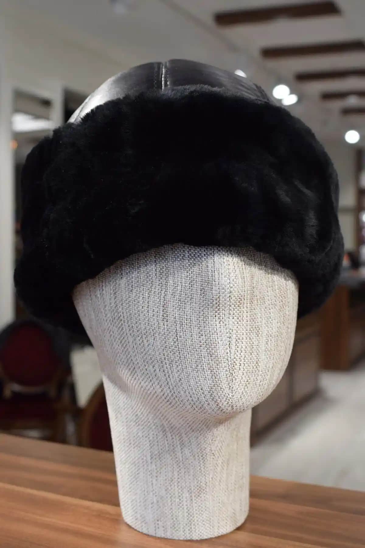 Göksu Siyah Hakiki Deri Çeçen Börk: Şıklık ve İşlevselliğin Modern Buluşması