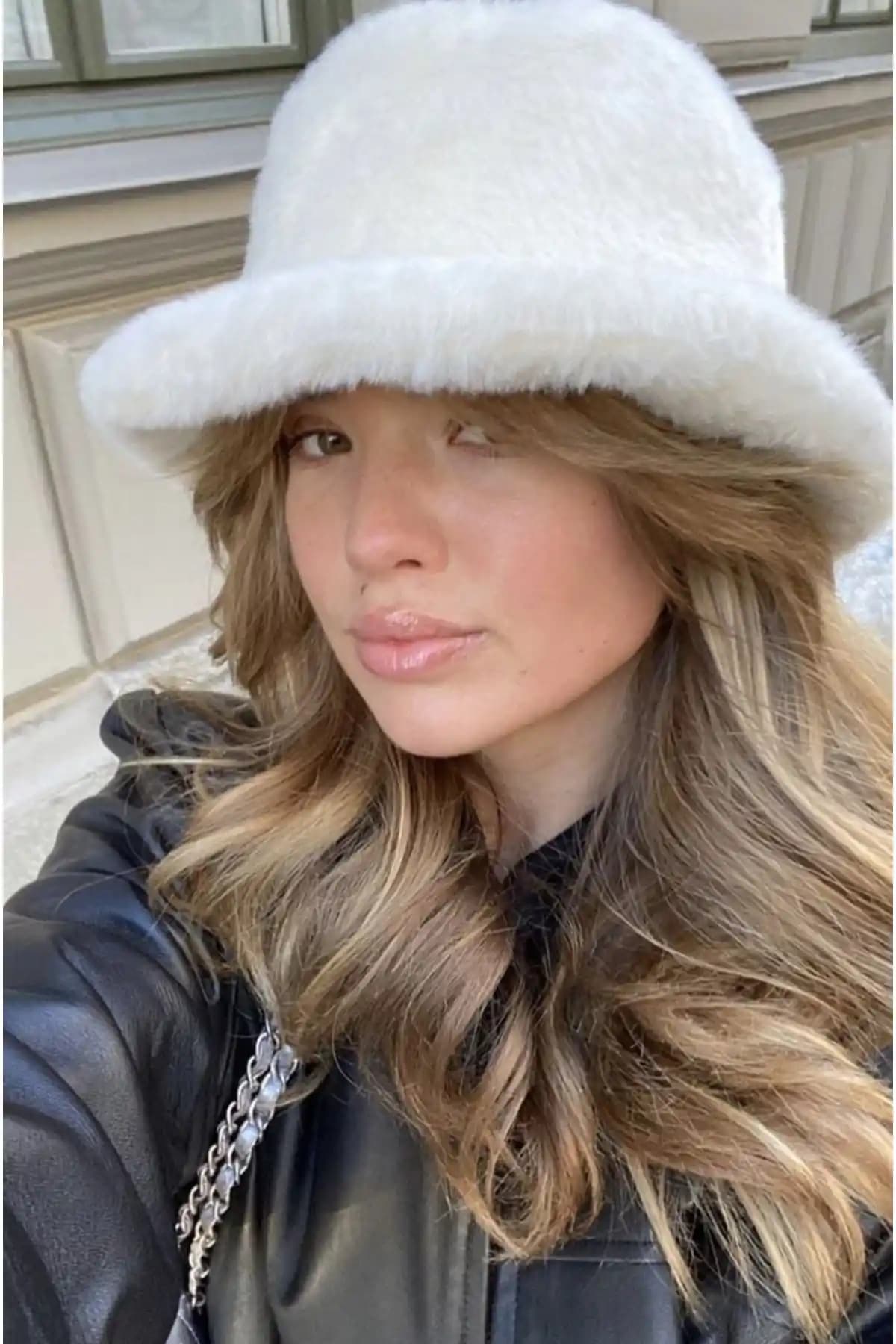 Goldmine Peluş Bucket Şapka: Kışa Uygun Sıcak ve Şık Tasarım