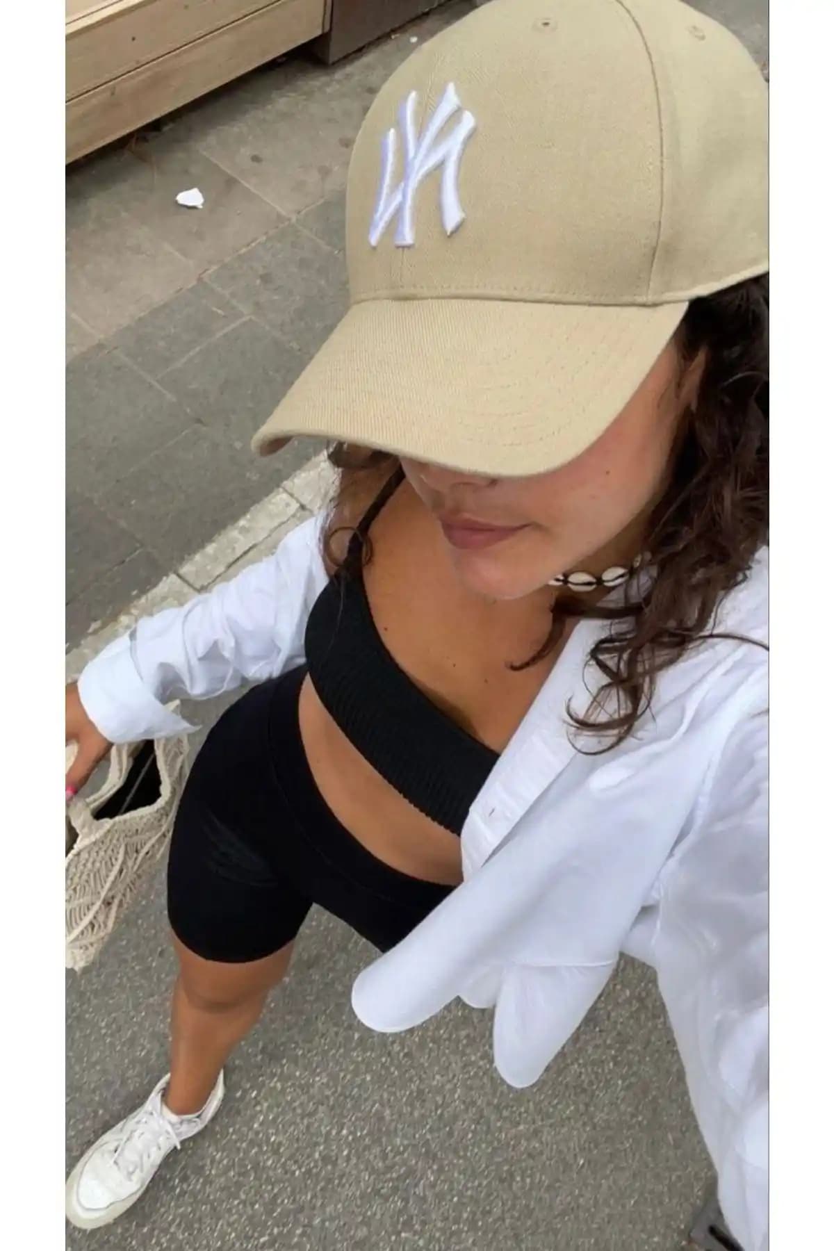 Goldmine Unisex Beyzbol Şapkası Bej Beyaz Modern Tasarım ve Kullanım Kolaylığıyla