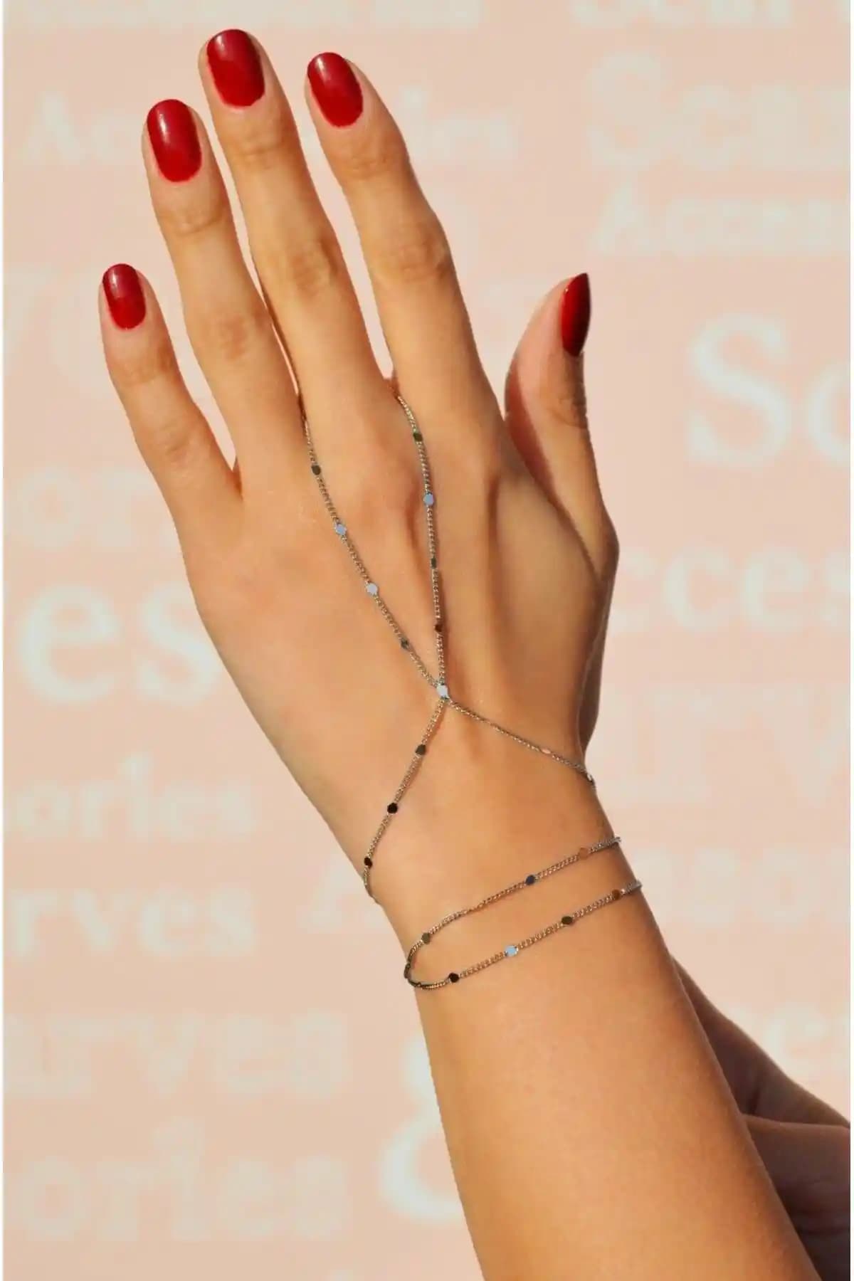 Güçmüş Renkli Zincir Şahmeran Aksesuarı Modern ve Şık Tasarımıyla Öne Çıkıyor