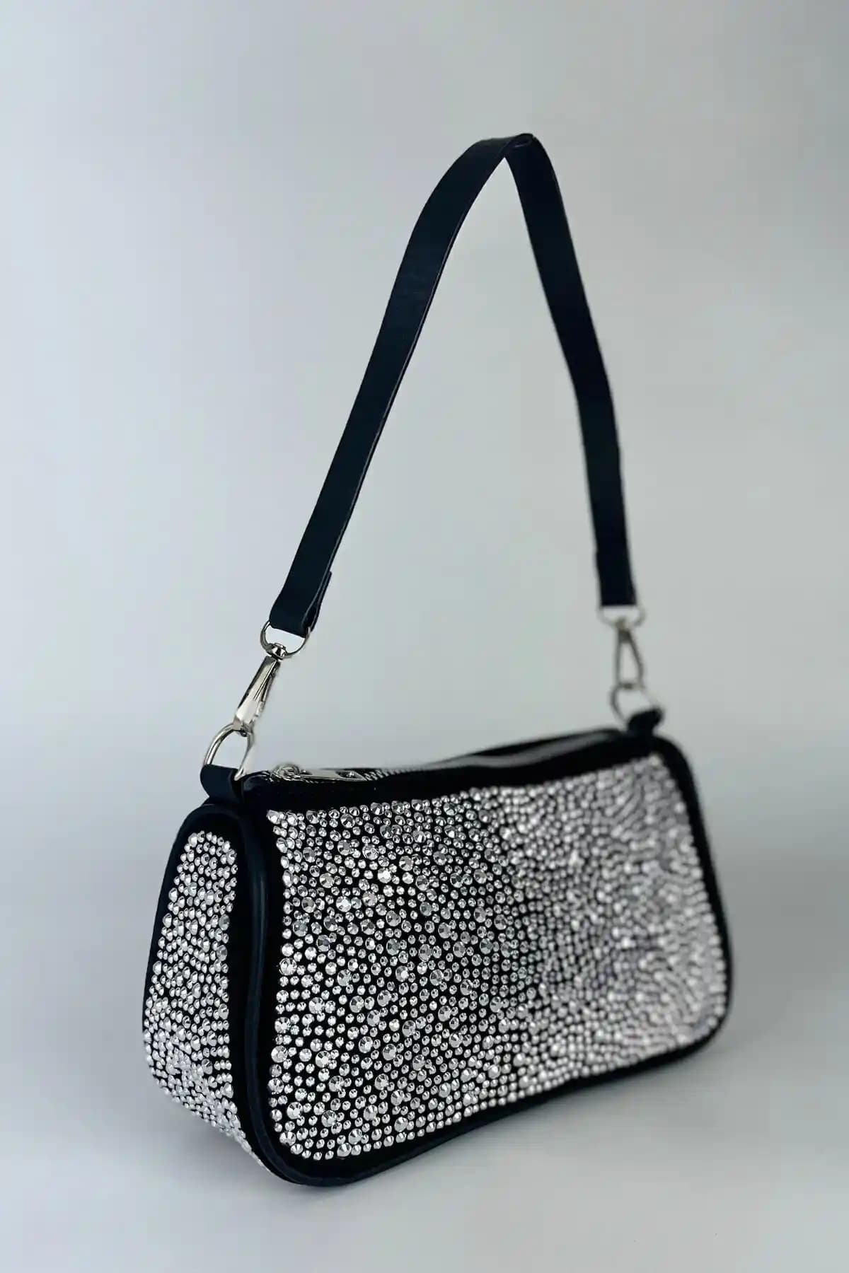 Gümüş Detaylı Siyah Omuz Çantası: Modern ve Çok Yönlü Tasarım Özellikleri