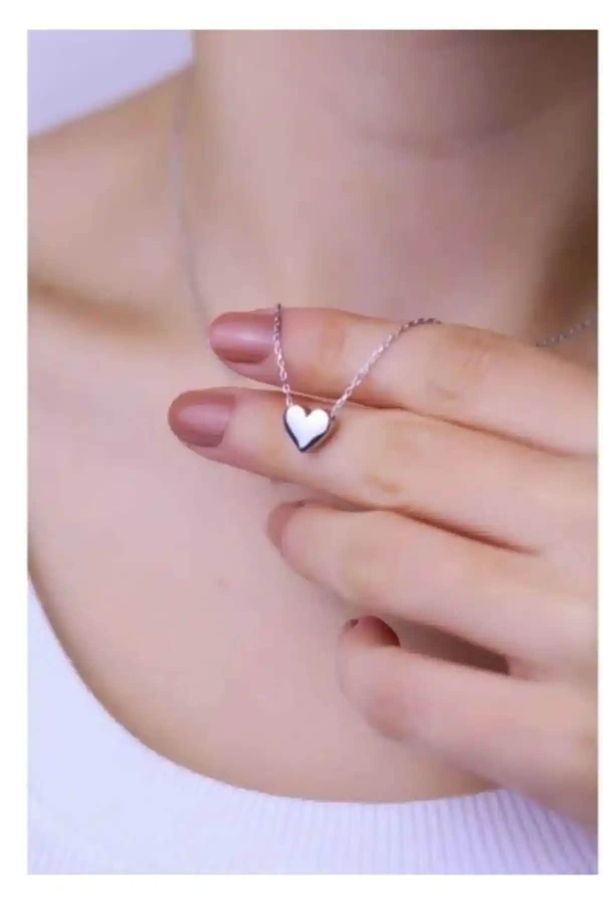 Gümüş Renk Taşsız Kalp Kolye: Minimal ve Zarif Tasarımıyla Günlük Kullanım İçin İdeal