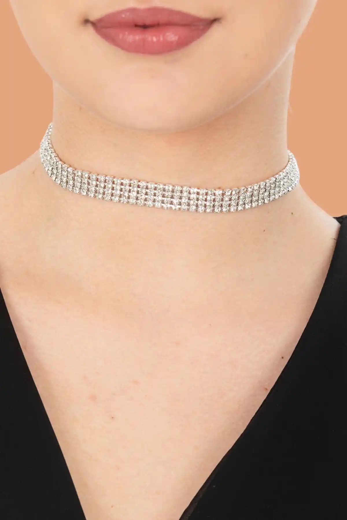 Gunbaz Kadın Parlak Taşlı Choker Kolye Modern ve Zarif Tasarım ile Şıklığı Tamamlar