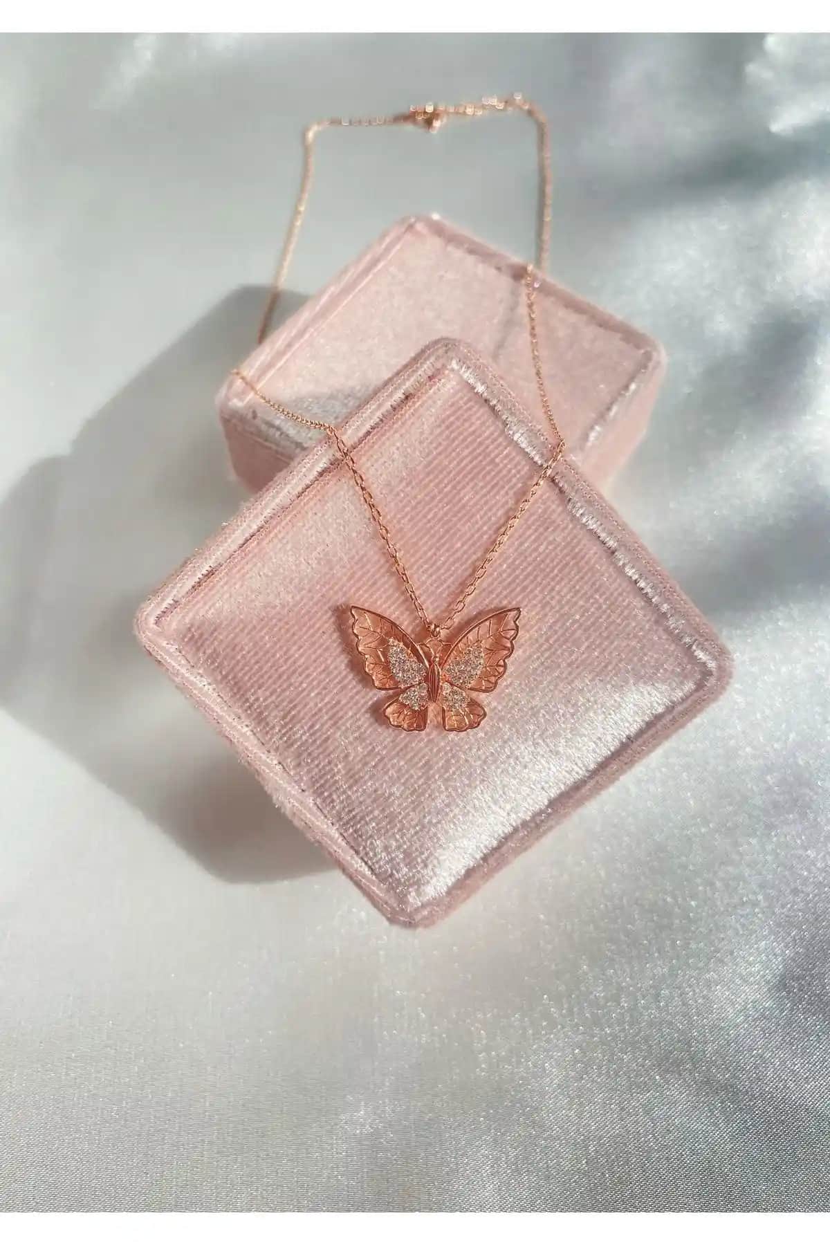 Harlofia Jewelry 925 Ayar Gümüş Taşlı Kelebek Kolye Zarif ve Şık Tasarımıyla Öne Çıkar