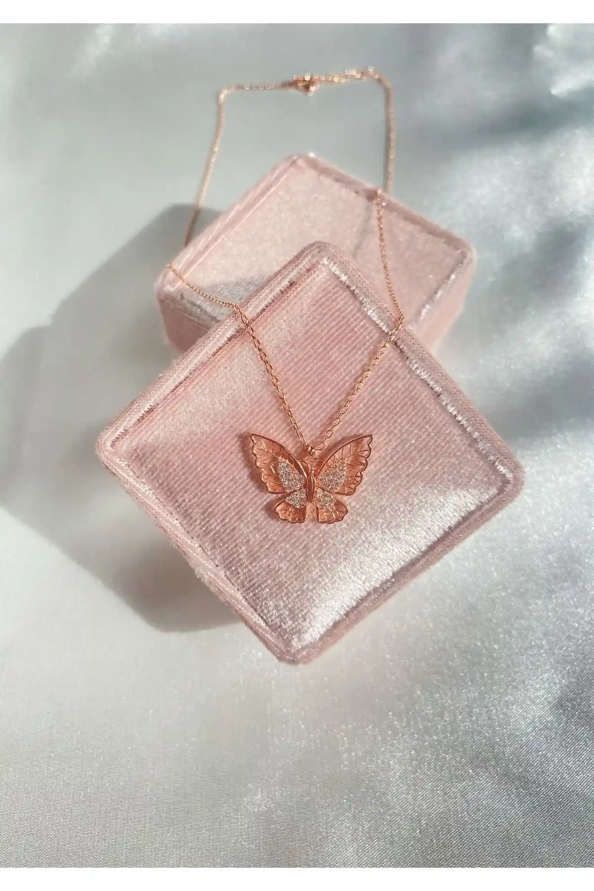 Harlofia Jewelry 925 Ayar Gümüş Taşlı Kelebek Kolye Zarif ve Şık Tasarımıyla Öne Çıkar