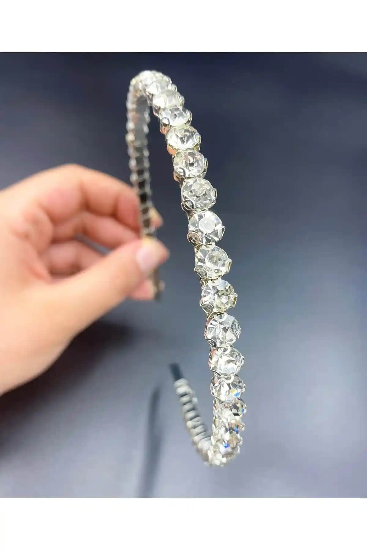 Hayals Kristal Taşlı Tek Sıralı Su Yolu Taç ile Zarafet ve Işıltı Sağlayan Aksesuar