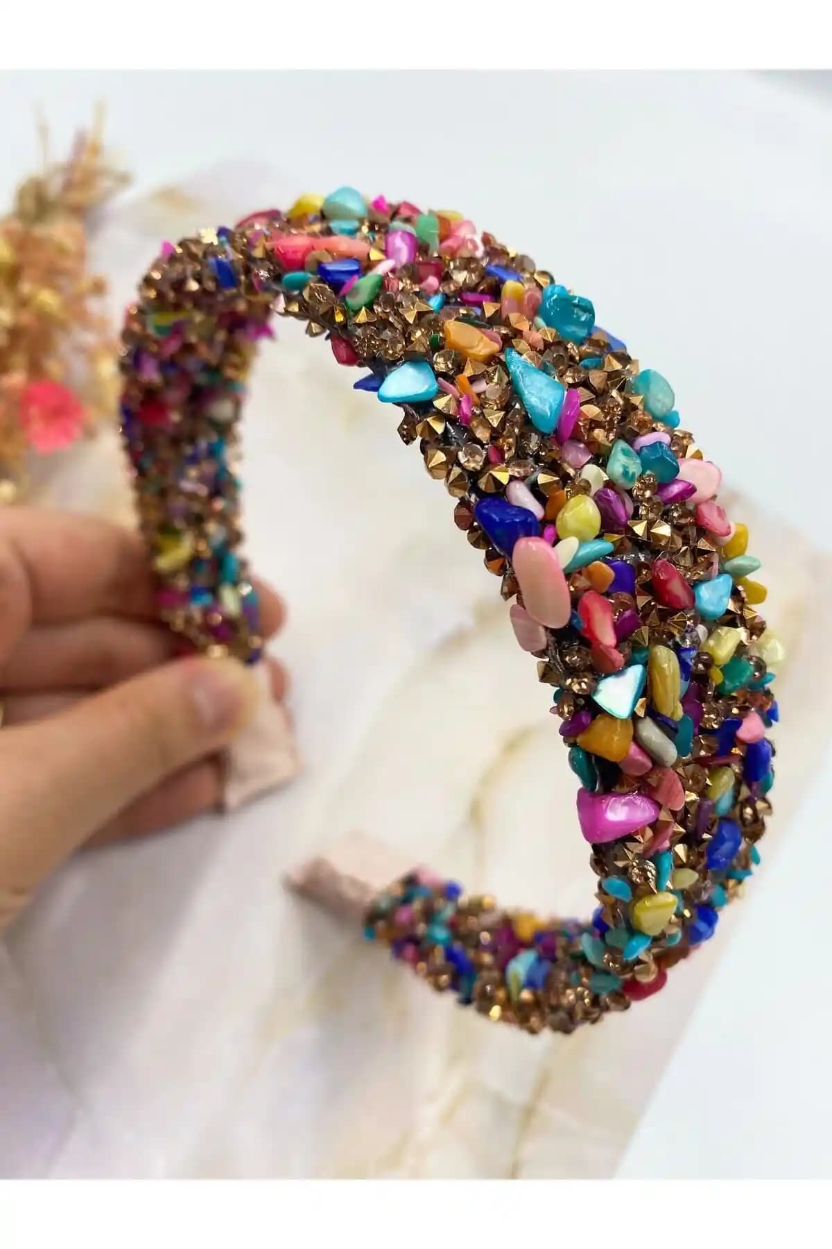 Hayals Renkli Doğal Taşlı Kristal Taç: Zarif ve Çok Yönlü Aksesuar Seçenekleri