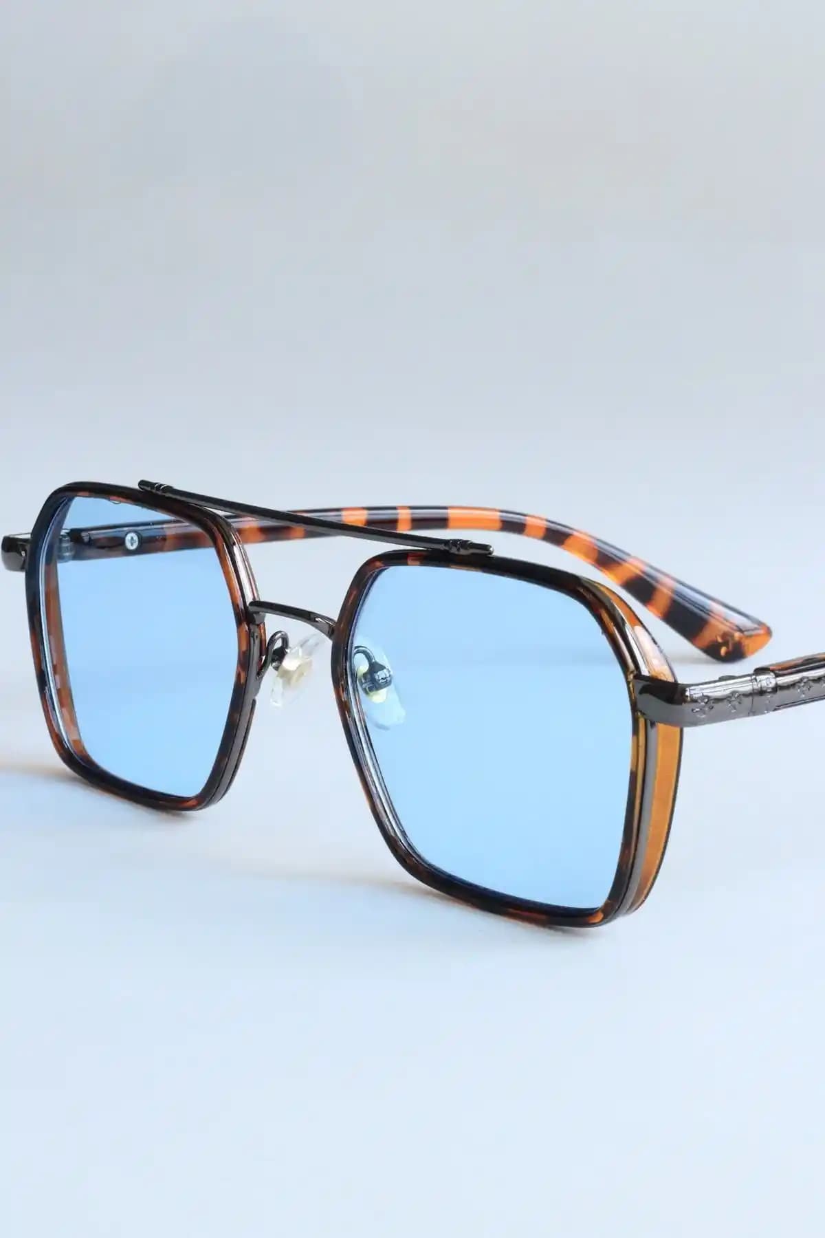 Henry Metal Mat Kare Güneş Gözlüğü Şık Tasarım ve UV Koruma Özellikleriyle Öne Çıkıyor