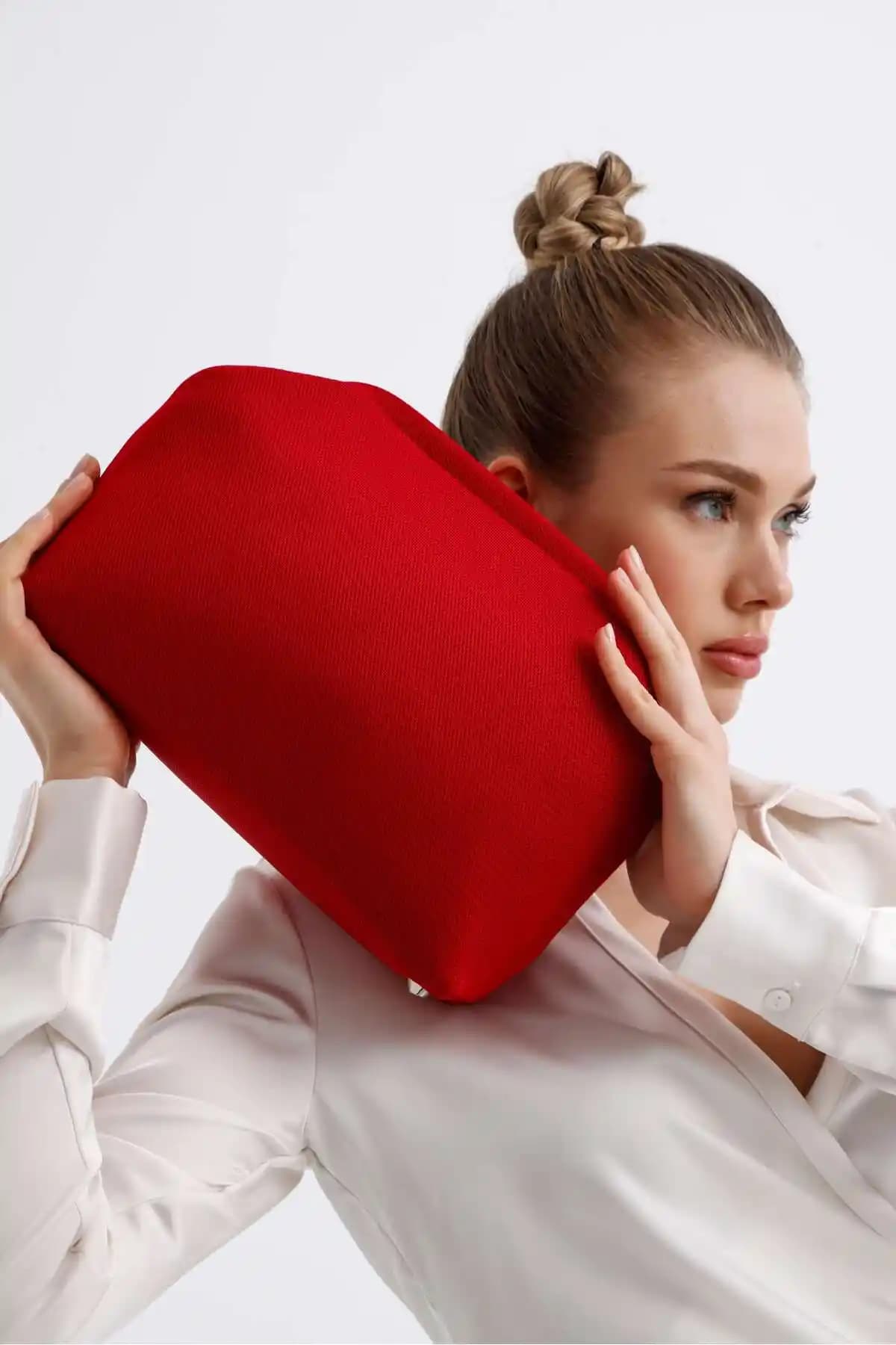 Heybe Kadın Kırmızı Clutch El Çantası: Şık ve Dayanıklı Günlük Aksesuar