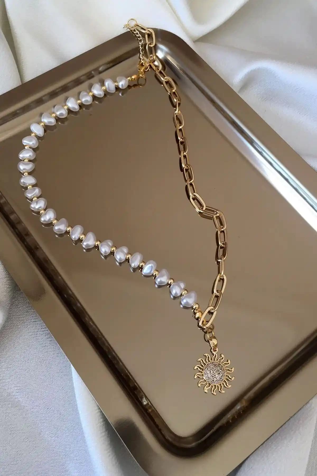 Histakı Ayarlanabilir İncili Güneş Uçlu Kolye: Modern ve Zarif Tasarım Özellikleri