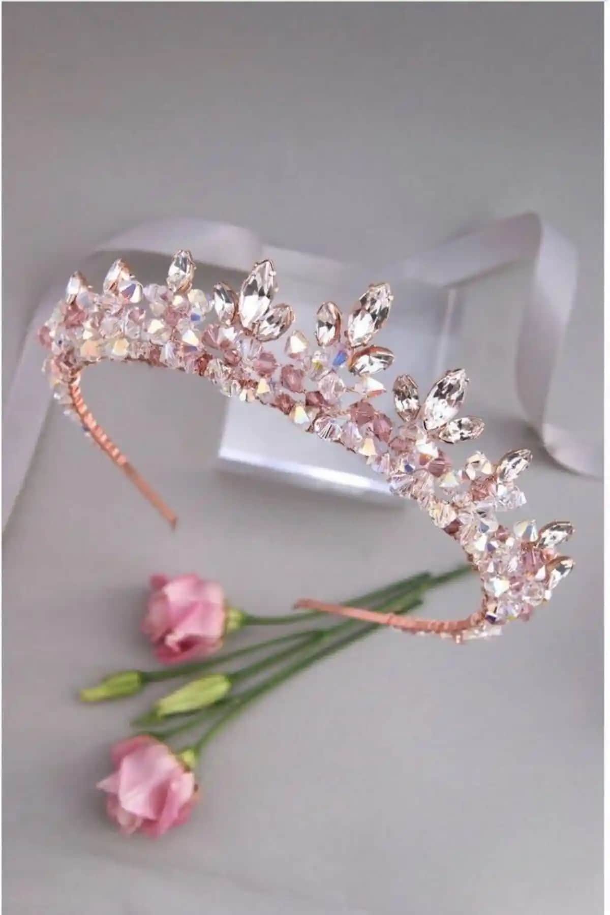 Hoşbirader Kristal Taşlı Zarif Gelin Tacı: Şık ve Ayarlanabilir Düğün Takısı
