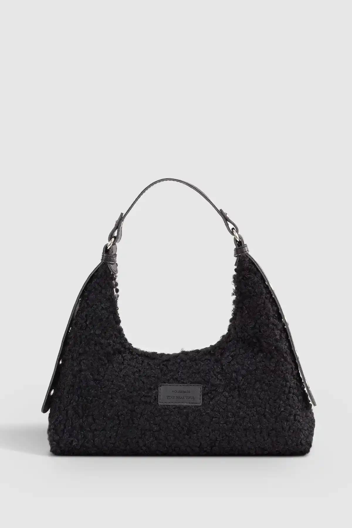 Housebags Siyah Suni Kürklü Dokuma Baguette Çanta: Şık ve Fonksiyonel Günlük Çanta
