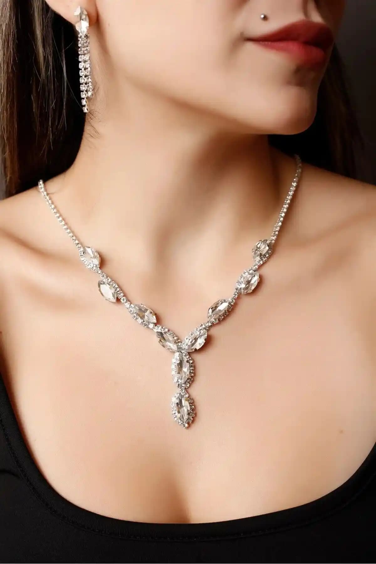 HUBANN Gümüş Kaplama Kristal Taşlı Kolye ve Küpe Seti Modern ve Şık Tasarım