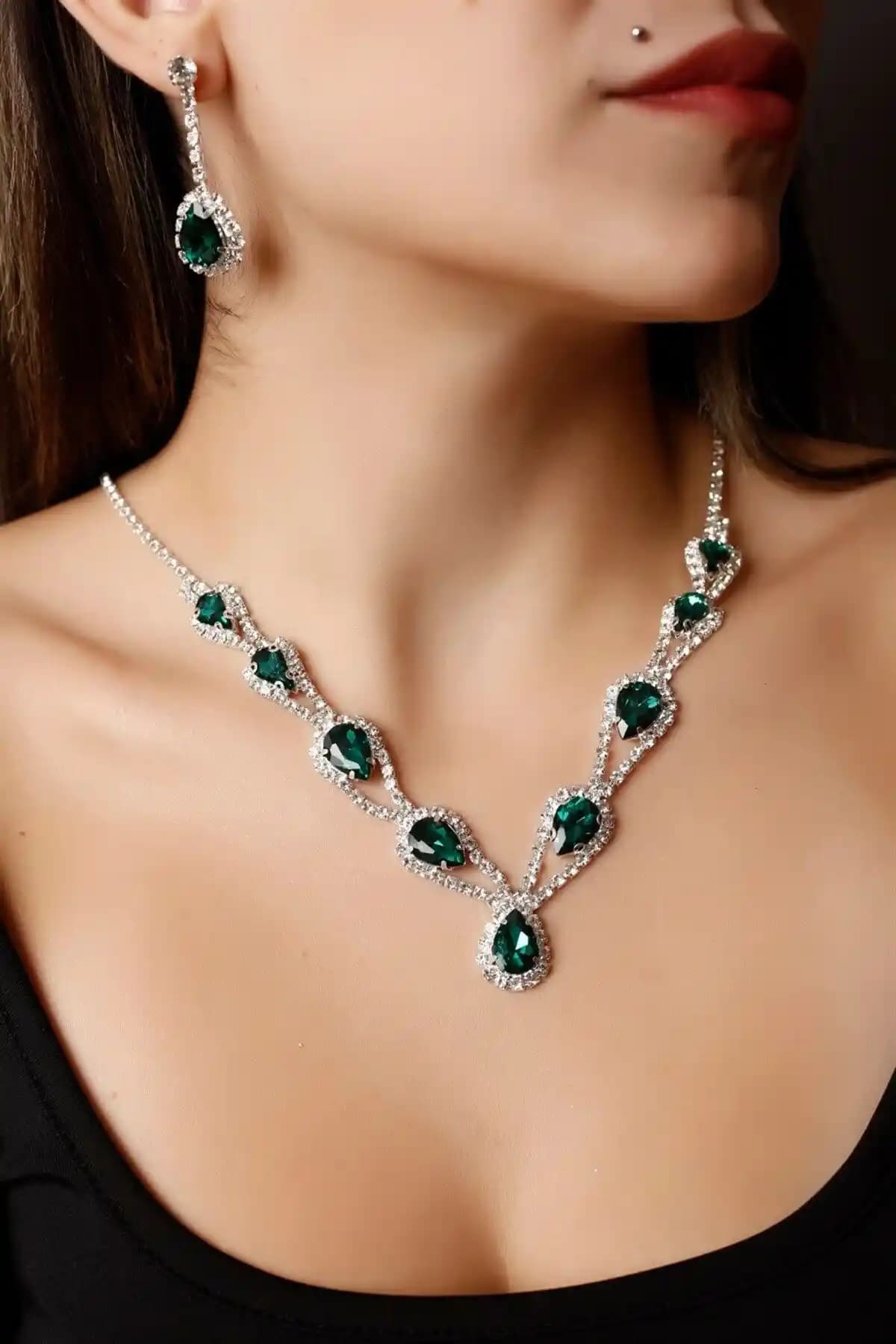 HUBANN Gümüş Kaplama Yeşil Taşlı Hürrem Seti: Zarif ve Gösterişli Takı Koleksiyonu