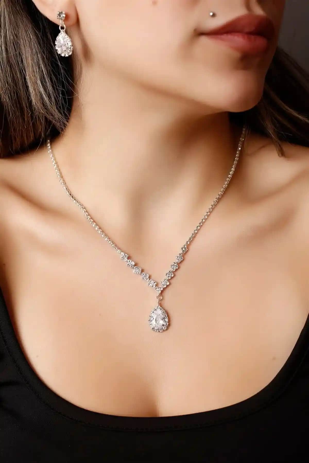 HUBANN Su Yolu Zirkon Taşlı Kolye ve Küpe Seti - Şıklık ve Parlaklık Sunar