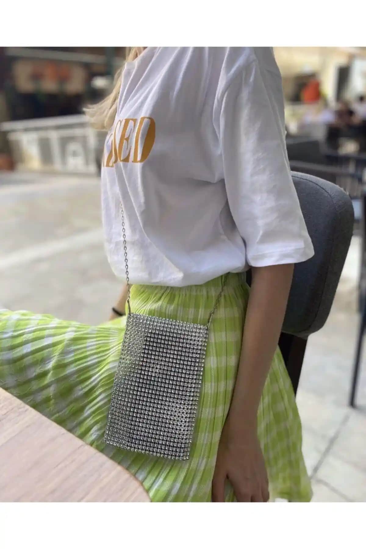 IGGI Zincir Askılı Gümüş Taşlı Çapraz Telefon Çantası Modern ve Şık Tasarım