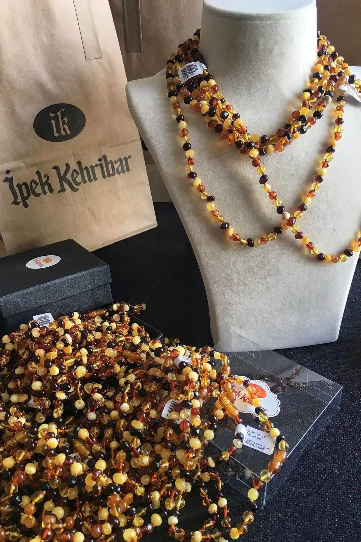 İpek Kehribar Kolye: Doğal Güzellik ve Estetiğin Zarif Yansıması