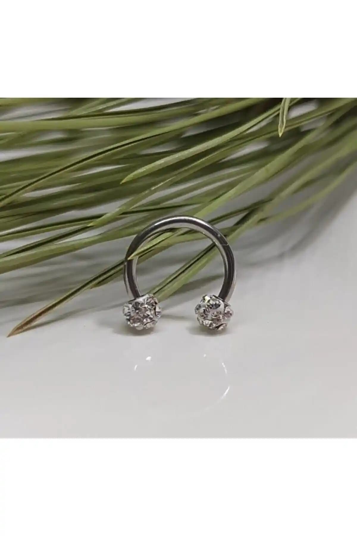 İşıl Işıl Cerrahi Çelik Zirkon Taşlı Piercing: Çok Yönlü ve Parlak Aksesuar Seçeneği