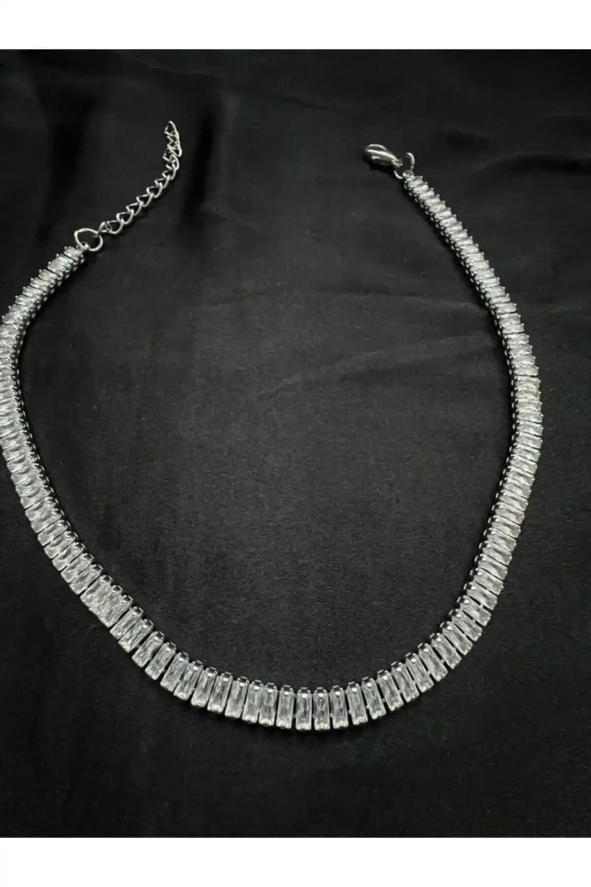 İşte Modern ve Zarif Tasarımıyla Gümüş Su Yolu Kadın Kolye Öne Çıkan Özellikleriyle