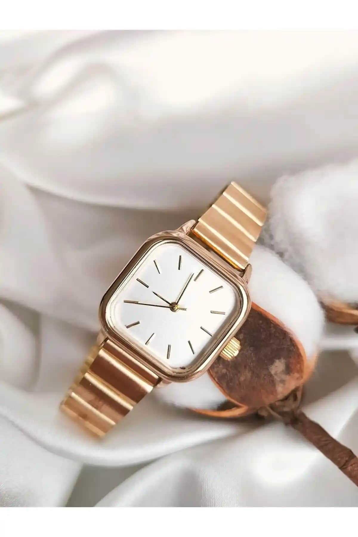 İSTLİV Minimal Kare Rose Gümüş Kız Kol Saati: Zarafet ve İşlevselliğin Birleşimi