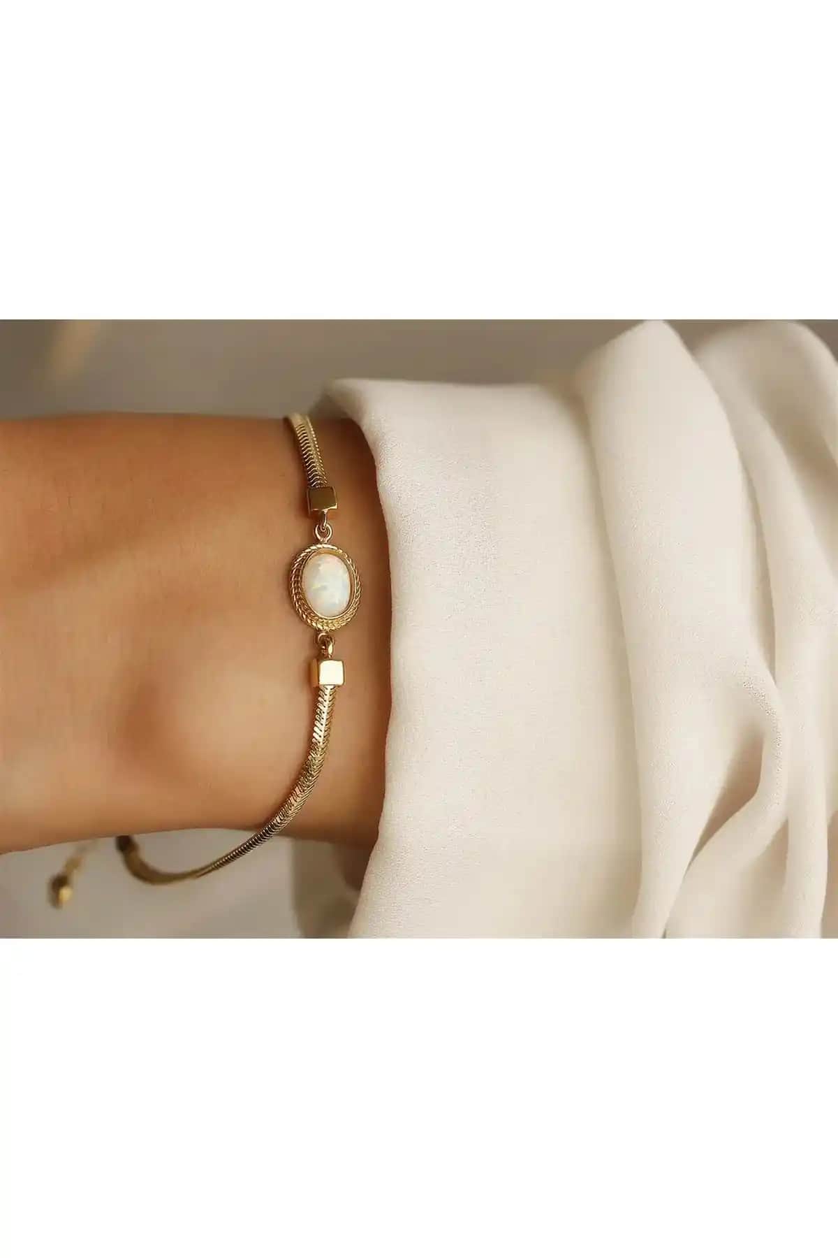 İtalyan Opal ve 14 Ayar Altın Bileklik Zarif Tasarımıyla Göz Kamaştırıyor
