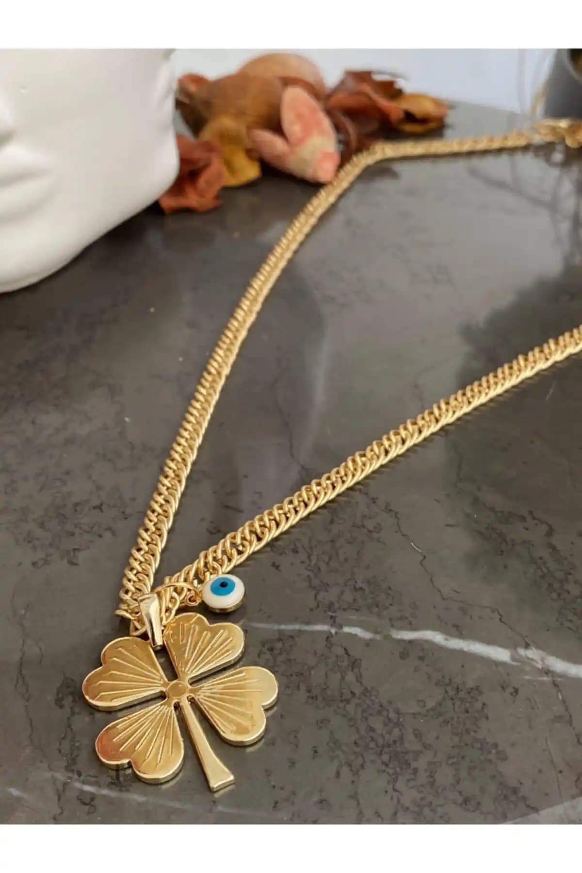 Jack Ferrero Kadın Altın Kaplama Kolye: Şıklık ve Dayanıklılığı Bir Arada Sunar