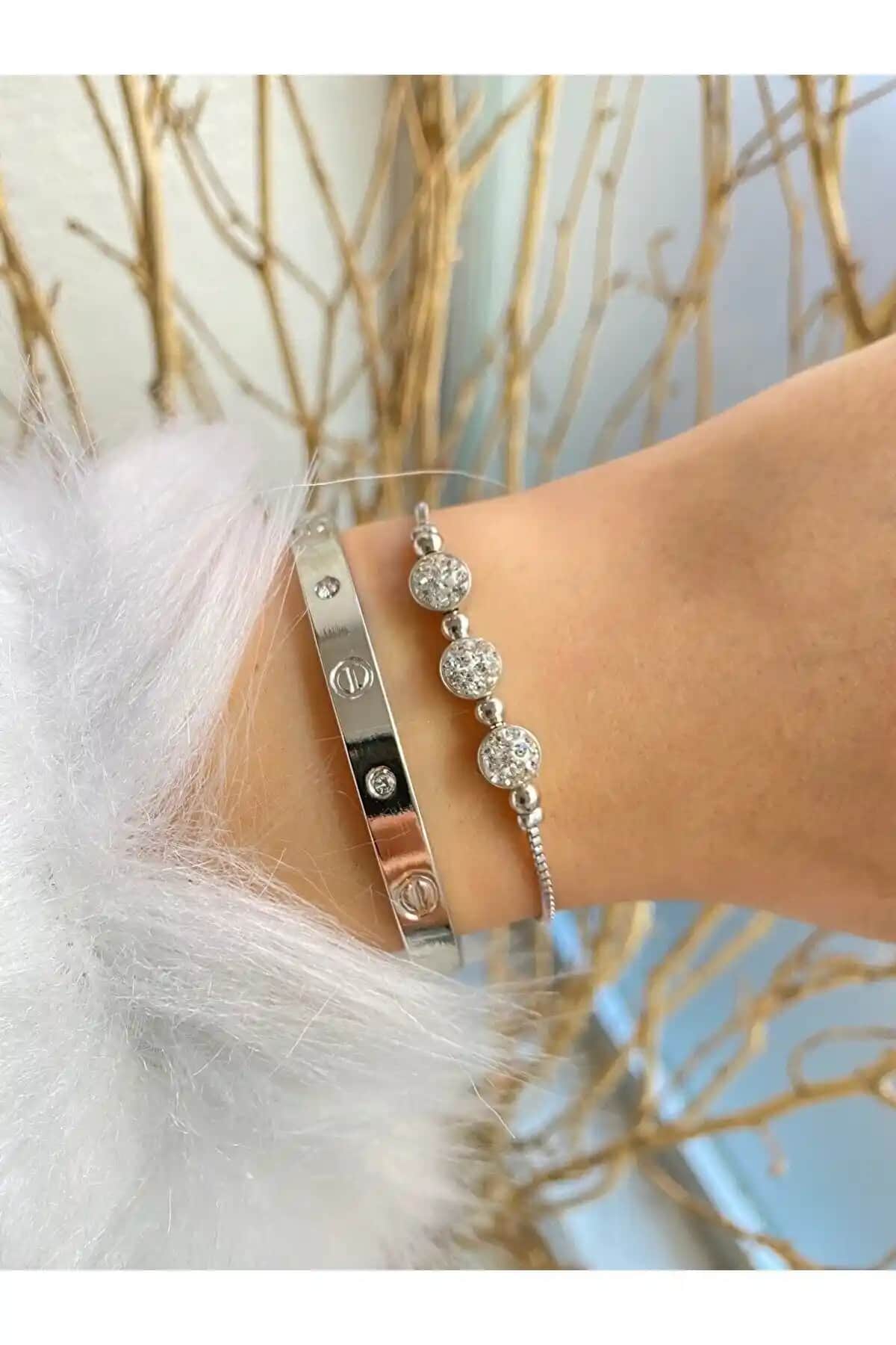 Jack Ferrero Kelepçe ve Üçlü Taşlı Gümüş Renk Bileklik Seti: Şıklık ve Dayanıklılığın Bir Arada Sunumu