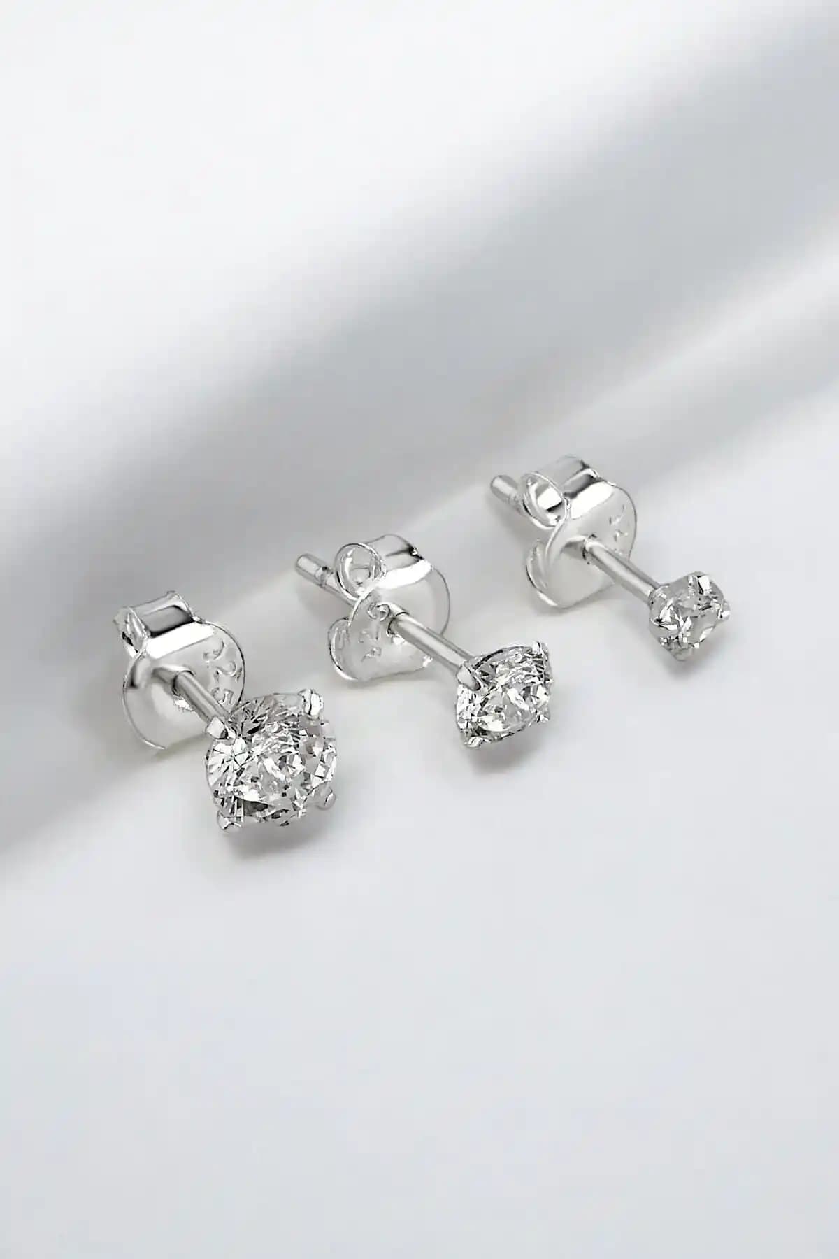 Jelux Silver 925 Ayar Gümüş Tria Zirkon Taşlı Çivili Küpe Günlük ve Şık Kullanım İçin