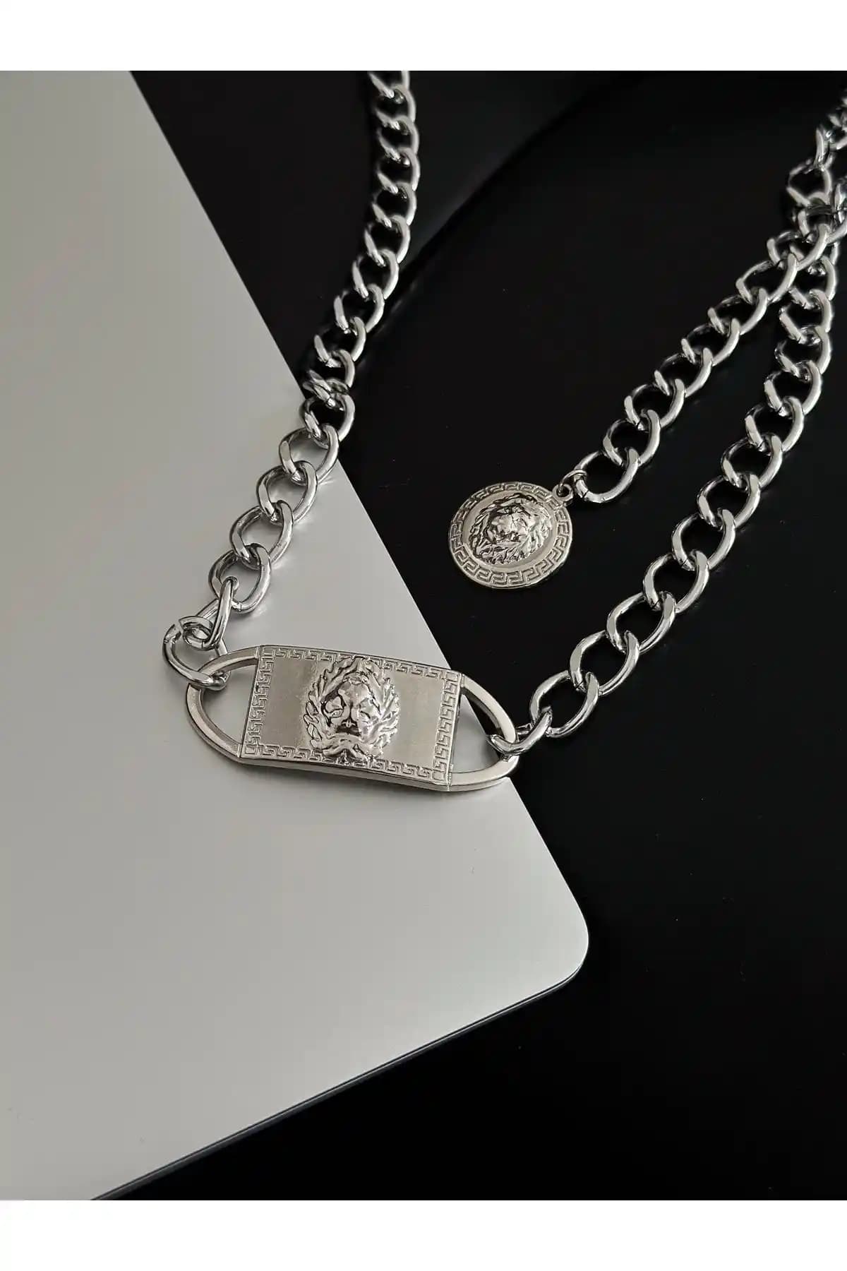 Kadın Aslan Detaylı Silver Zincir: Zarafet ve Şıklığın Modern Buluşması