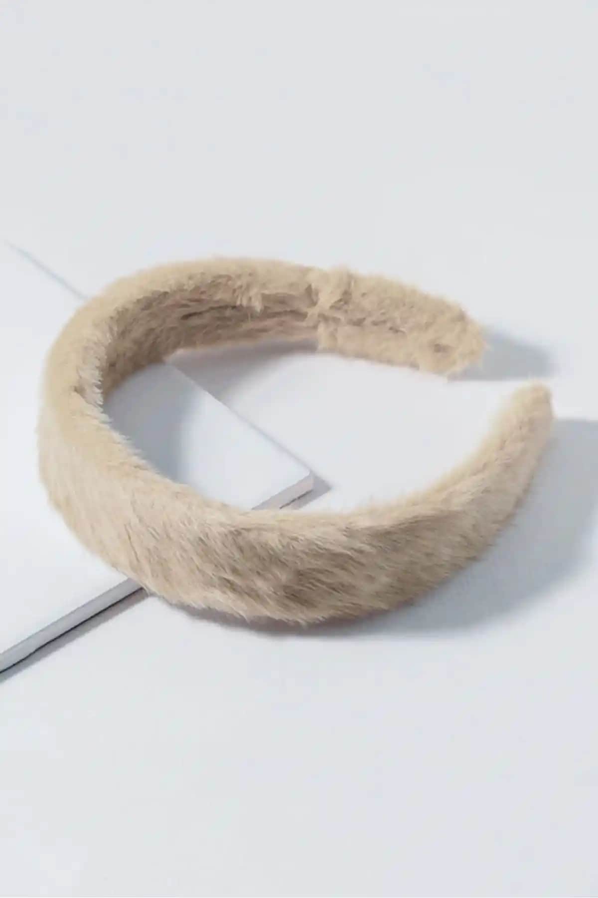 Kadın Bej Teddy Tüylü Peluş Taç: Şıklık ve Konforun Mükemmel Buluşması